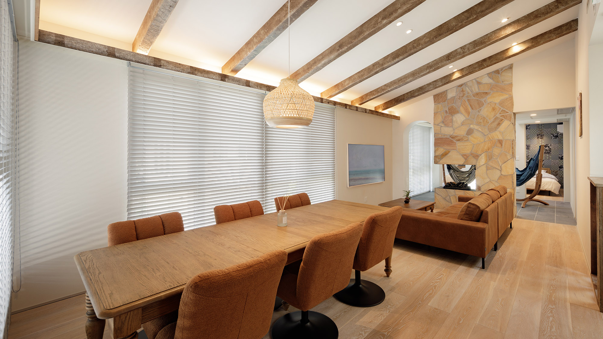 ・【siteB/ダイニング】大人空間の落ち着いたデザイン。鎌倉で暮らすように泊まってみませんか