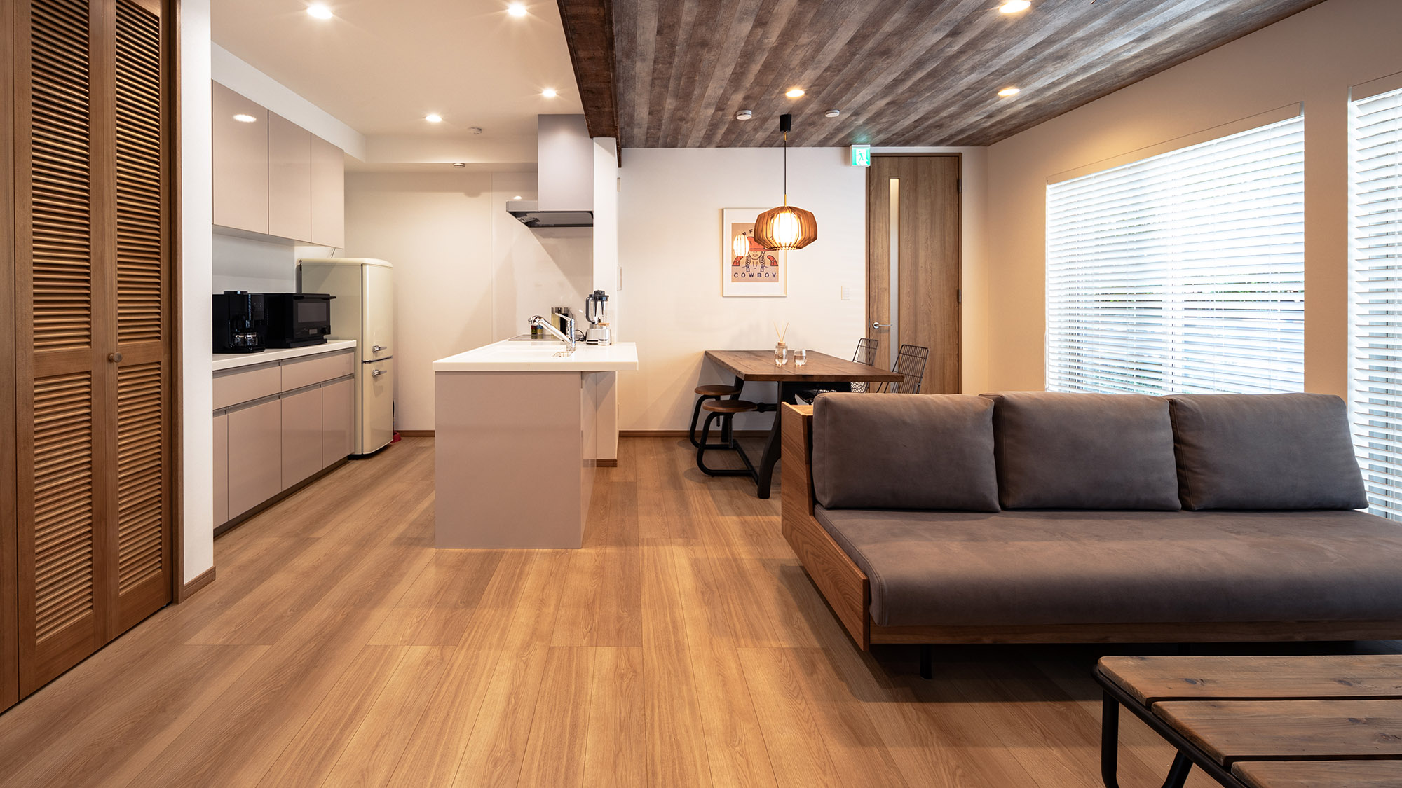 ・【siteA/リビング】木の温もりに包まれる、鎌倉の一棟貸しヴィラ