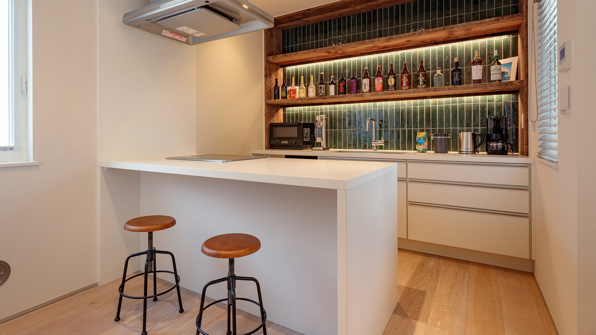 ・【siteB/キッチン】バーカウンターを設置。棚のお酒は飲み放題でご自由にどうぞ