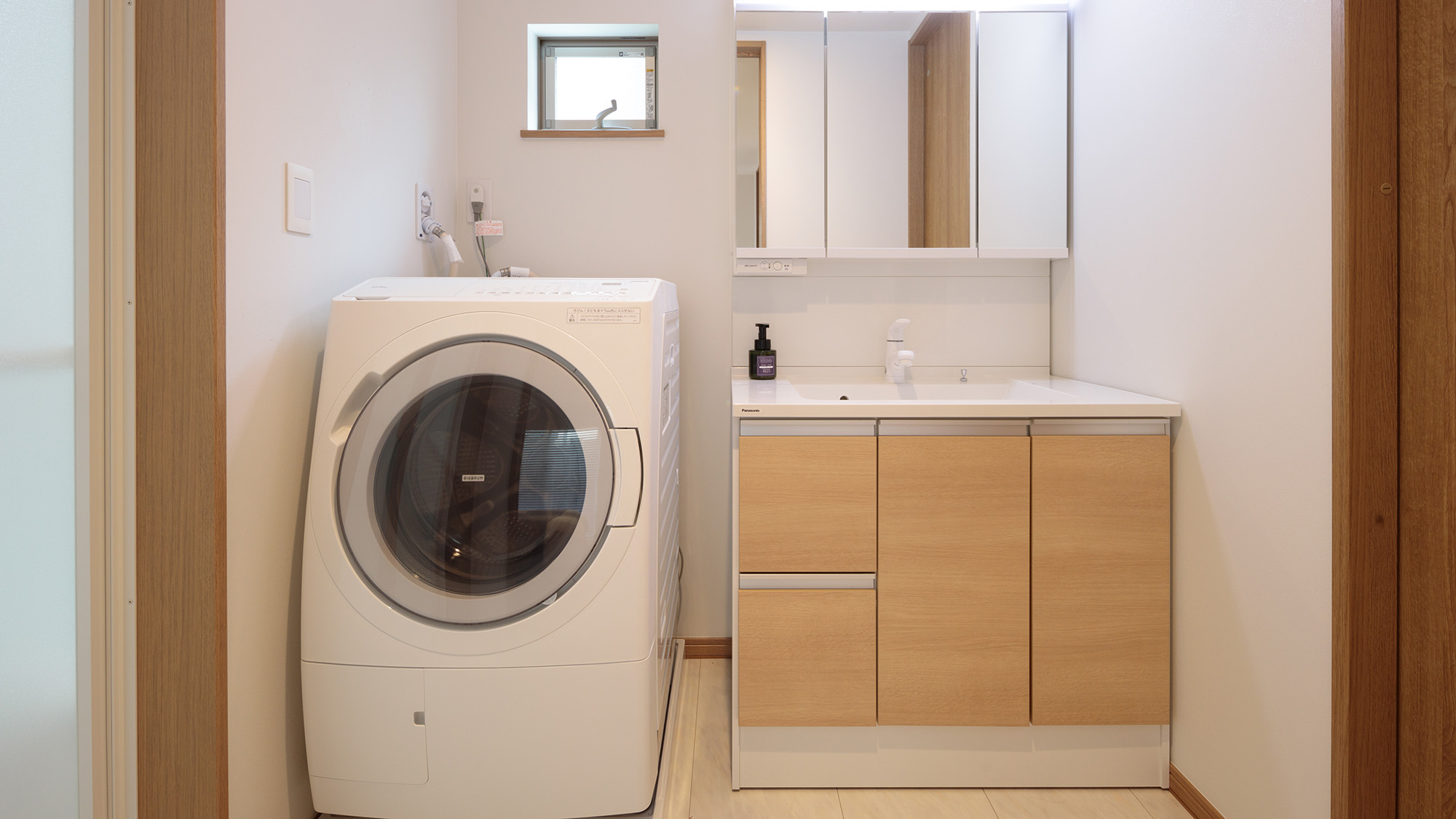 ・【siteA/洗面所】清潔感のある洗面所には連泊時に便利な洗濯機を完備