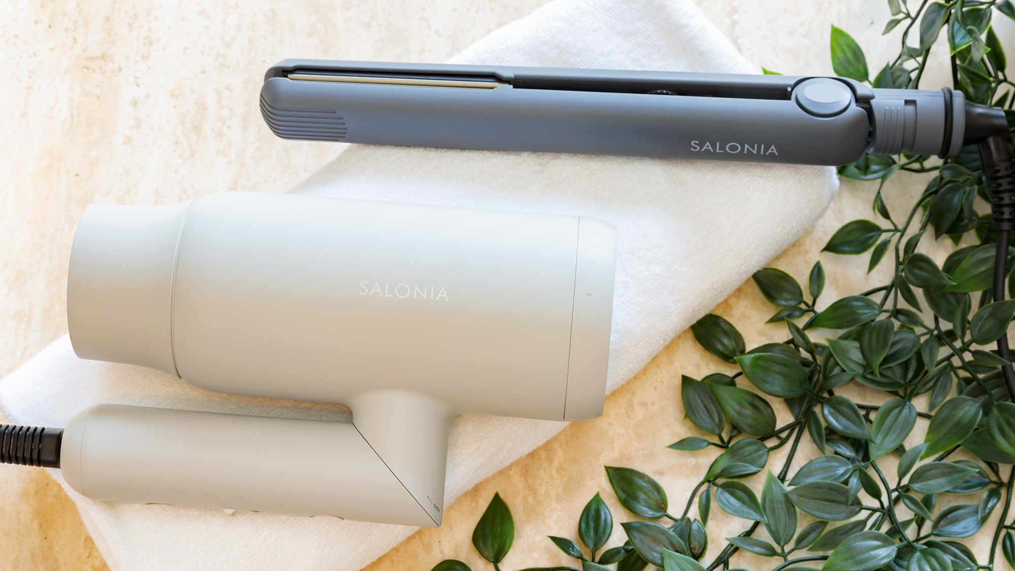 ・【ドライヤー】洗髪後も手早く乾かせるドライヤーやヘアアイロンをご用意しております