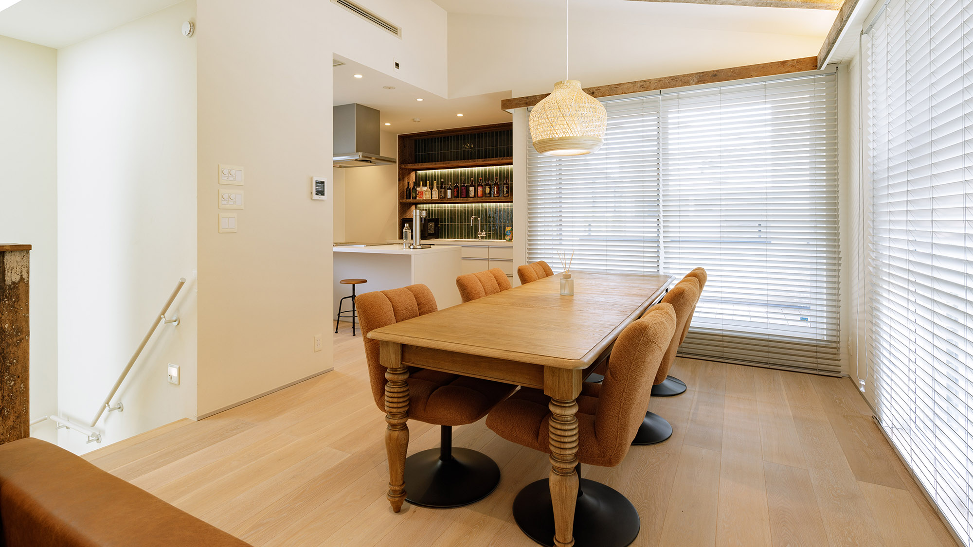 ・【siteB/ダイニング】光と木が調和する中、鎌倉の静けさを味わう贅沢な時間を