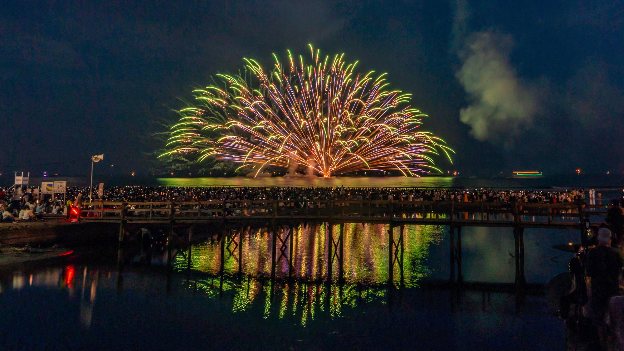 ・【鎌倉花火大会】夜空と海に映るきらめくひととき