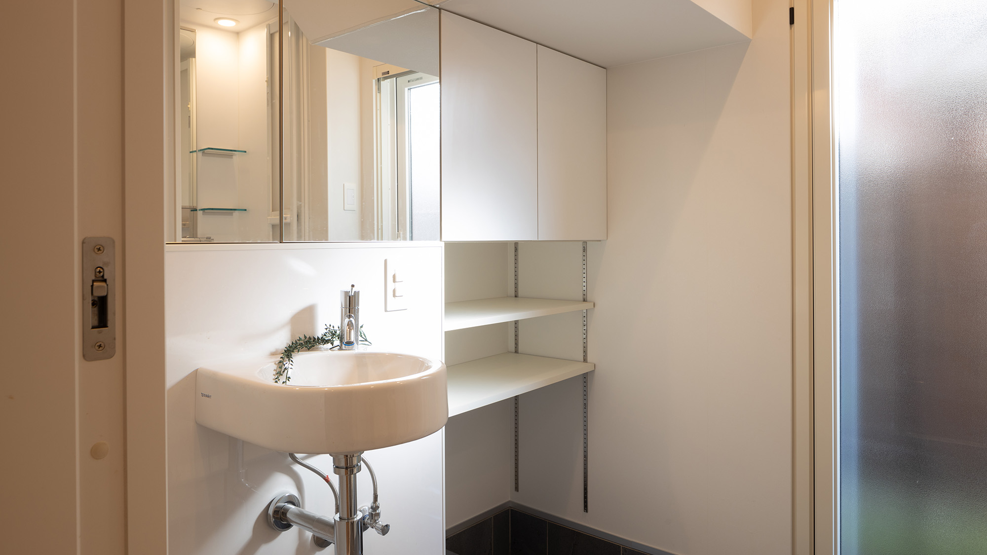 ・【siteB/洗面所】1階にも広々とした清潔感のある洗面所がございます