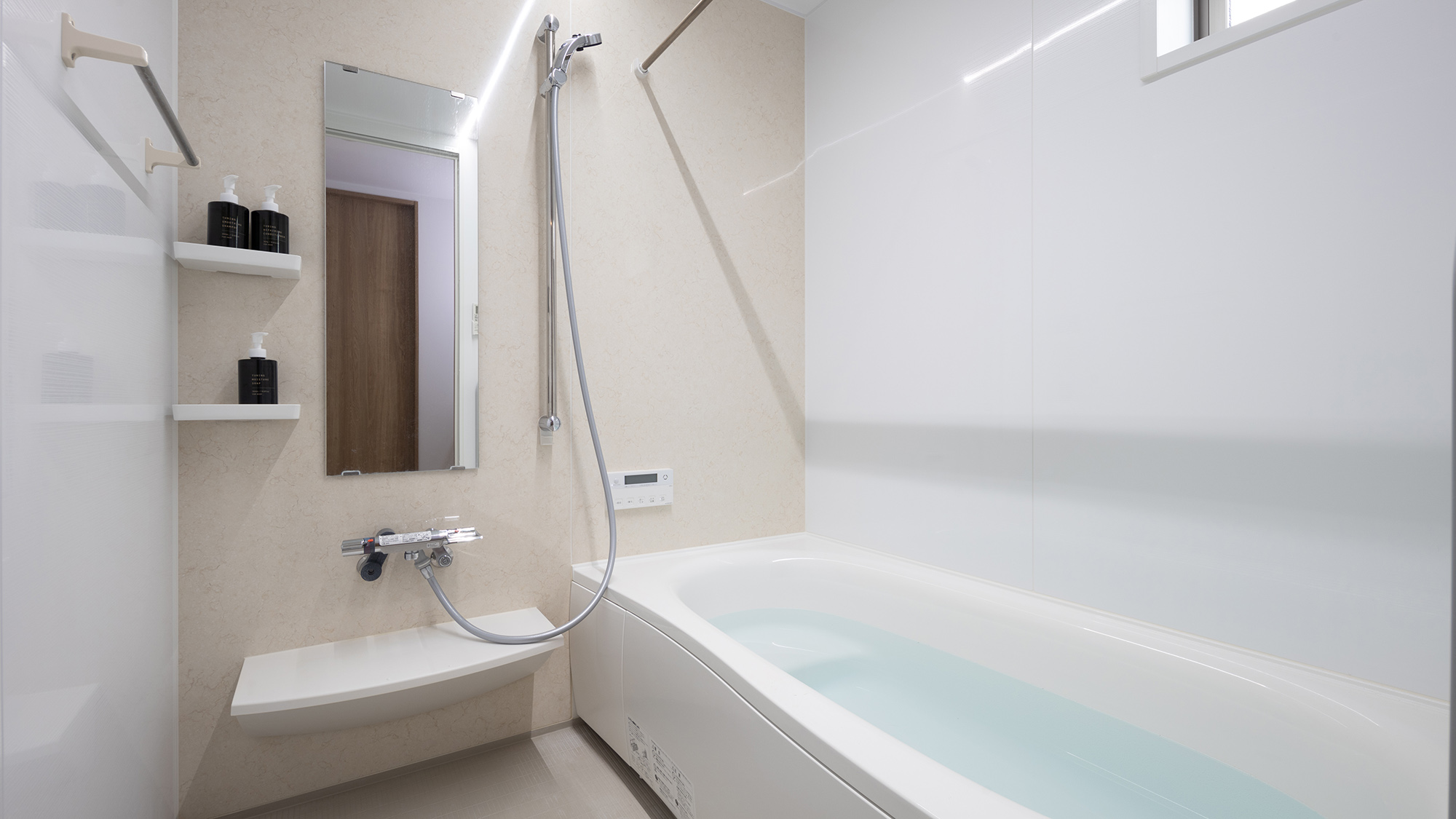 ・【siteA/浴室】清潔感のあるバスルーム。ゆっくり浸かってお寛ぎください