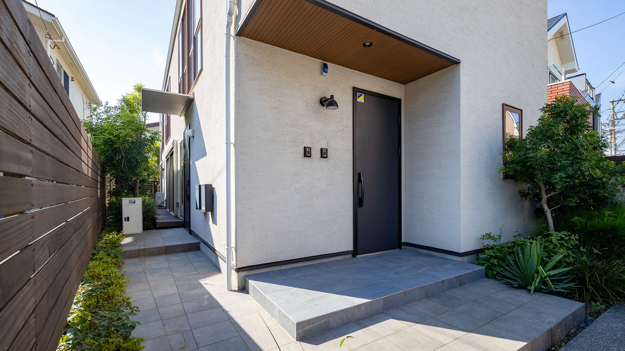 ・【入口】siteBは正面、siteAは左奥、一棟貸切の際は正面からお入りください