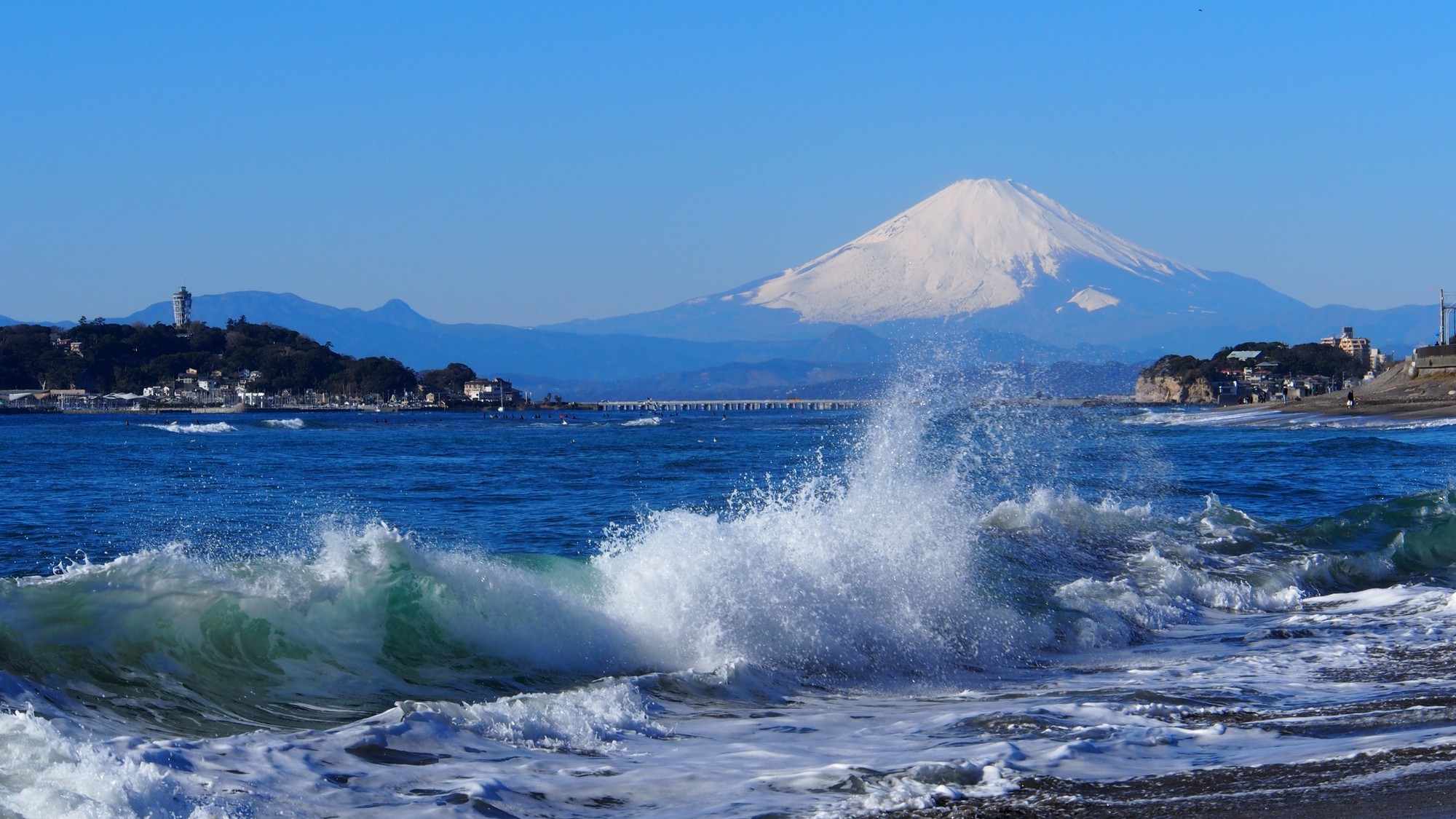 ・【七里ヶ浜】寄せては返す波と、静かに佇む富士山