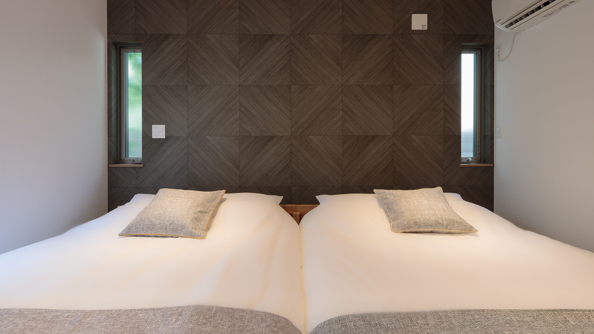 ・【siteA/寝室】広めが嬉しいダブルベッド。疲れた体もゆったり休めます