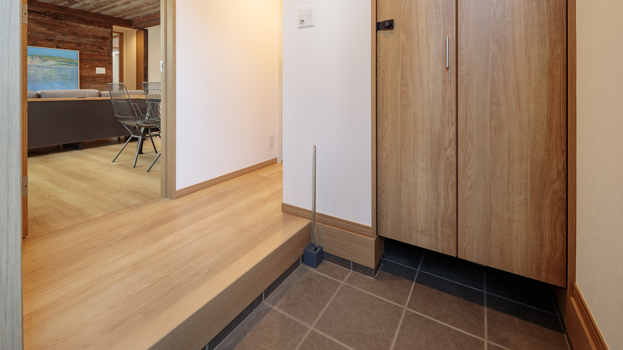 ・【siteA/玄関】正面から向かって左奥に入口がございます。セルフチェックインです