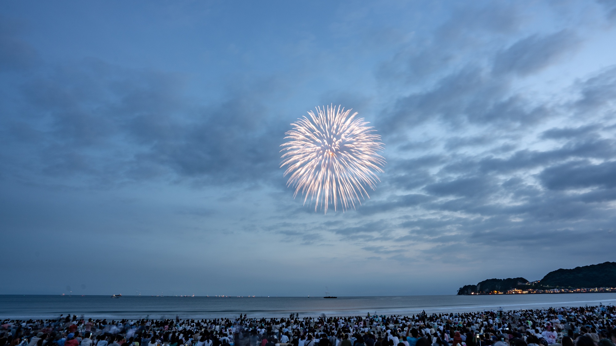 ・【鎌倉花火大会】花火と潮風、心までほどける時間