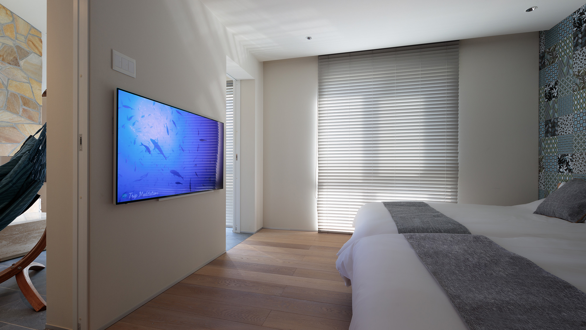 ・【siteB/寝室】TVを見ながらのんびりと。旅先でもお好きな番組をお楽しみいただけます