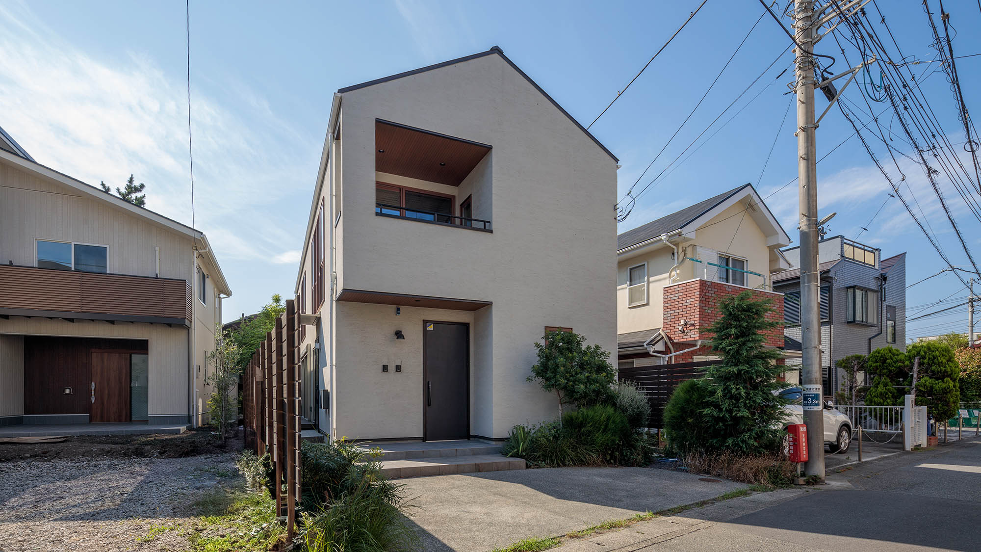 ・【外観】築浅の戸建てをカリフォルニアスタイルにフルリノベーションした一棟貸しヴィラです