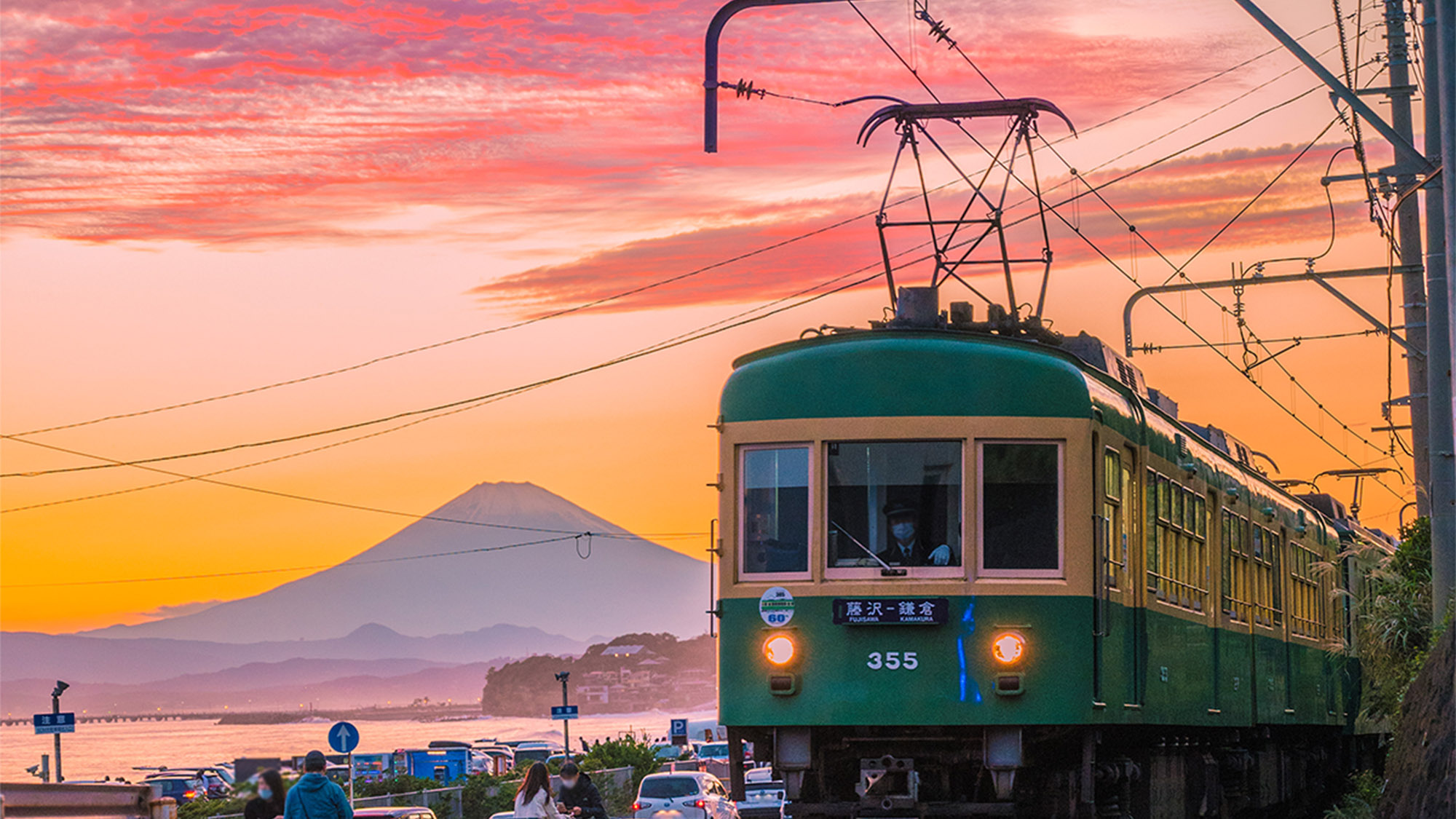 ・【江ノ電】オレンジに染まる空と電車が絵になる風景。
