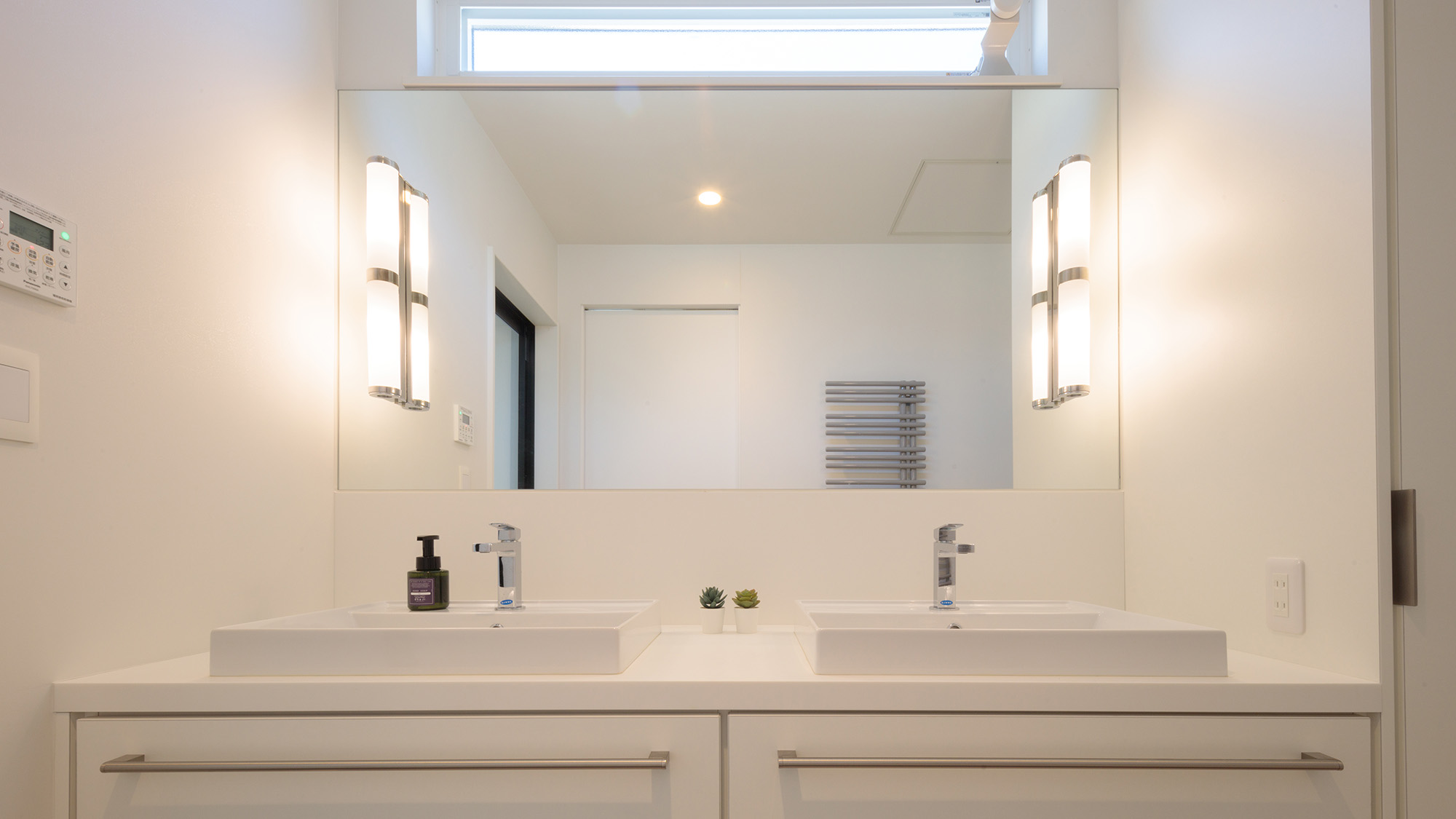 ・【siteB/洗面所】洗面台は2か所。慌ただしい時も並んでご使用いただけます