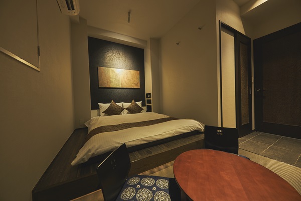 １～２名さまでご宿泊が可能。 もっともコンパクトなお部屋でございます。 畳をしつらえた、和モダンな雰囲気をお楽しみください。