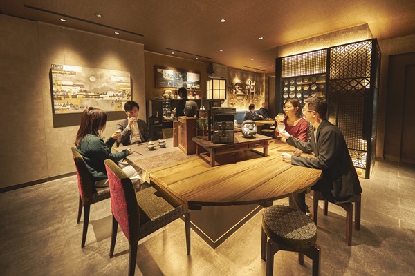 1階にある、ラウンジスペース&rdquo;SAKAGURA Bar&rdquo;24時間日本酒やドリンクが楽しめます。※軽食・おつまみは23時まで酒蔵をイメージした、落ち着いた空間で、アートも楽しみながらおすすめの日本酒をご堪能ください。