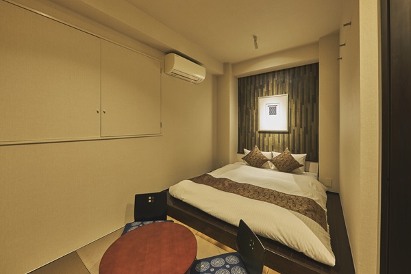 クイーンサイズのベッド１台が完備された、もっともコンパクトなお部屋です。 独立した洗面台と、浴室もあり、快適にお過ごしいただけます。