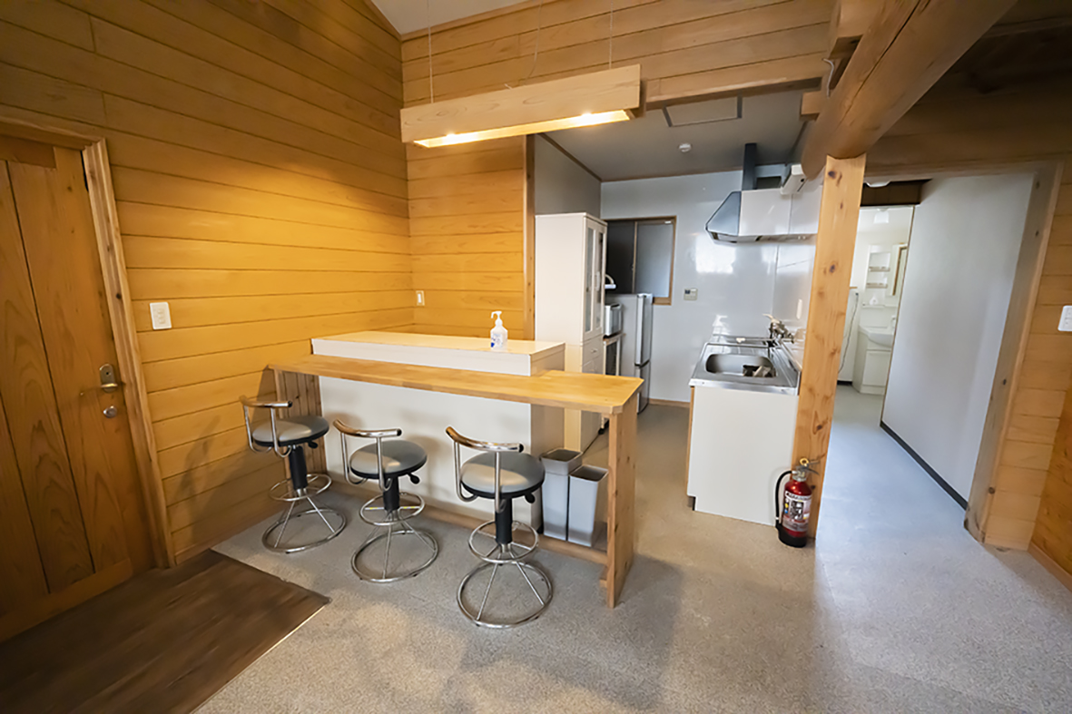 カウンターテーブル：夜はご自慢のカクテルバーなどどうでしょうか？