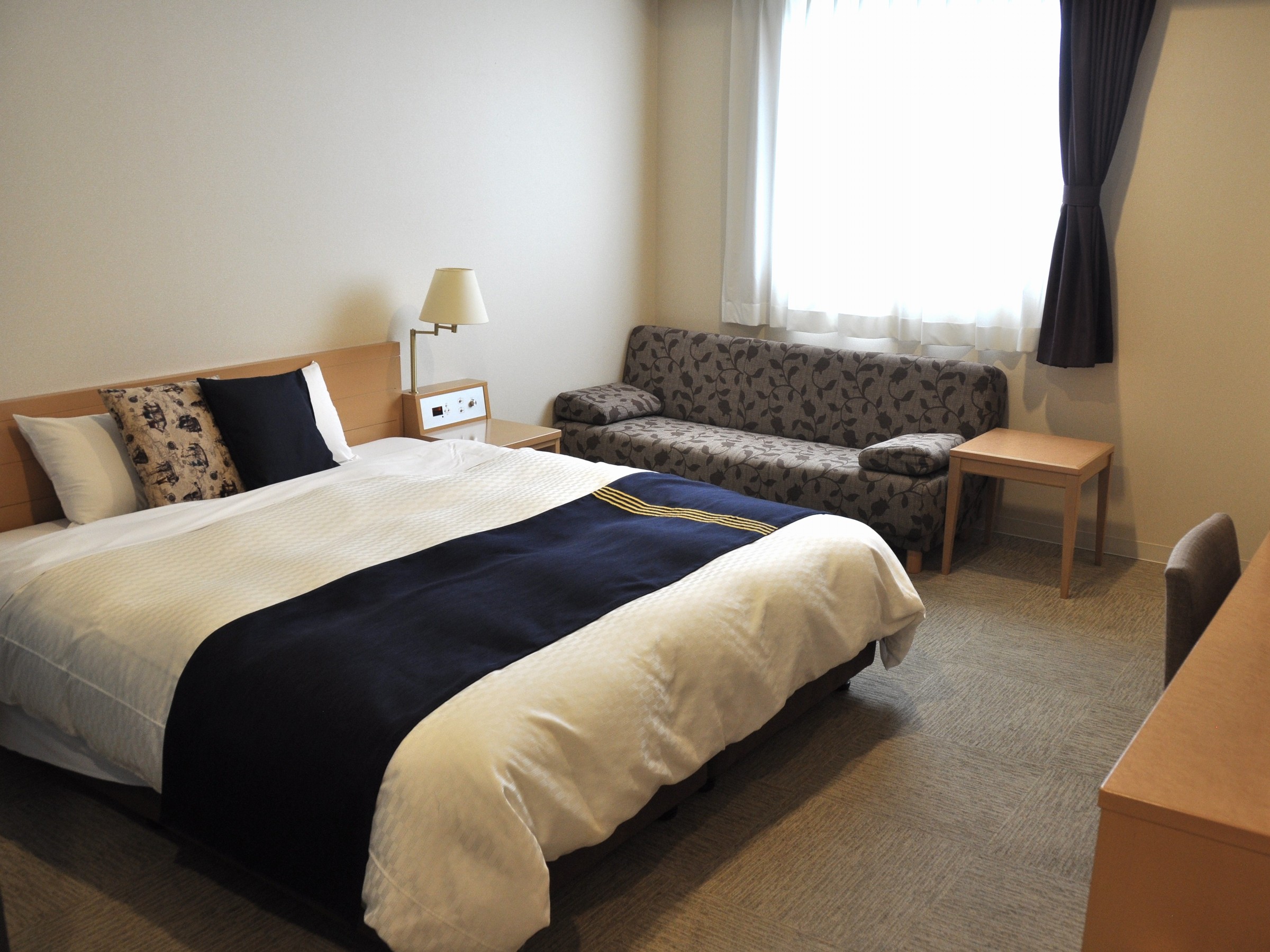 洋室ダブルルーム《喫煙》