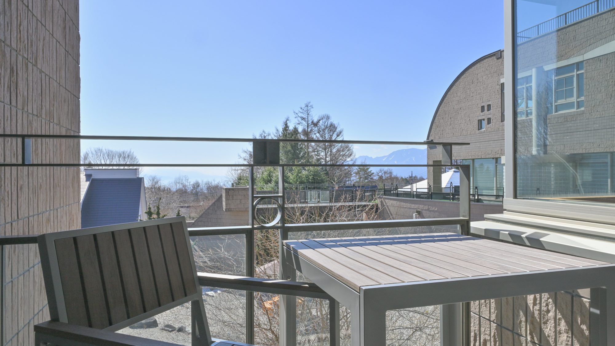 【洋モダン洋室】 37平米