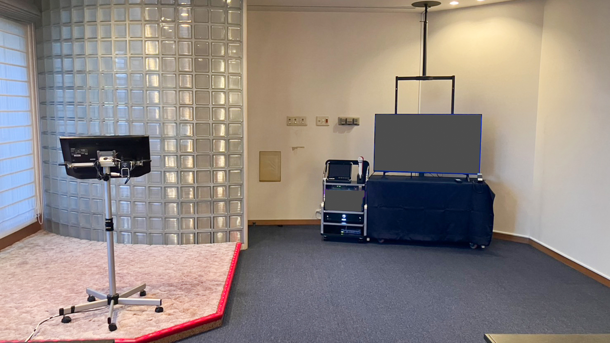 【カラオケルーム】