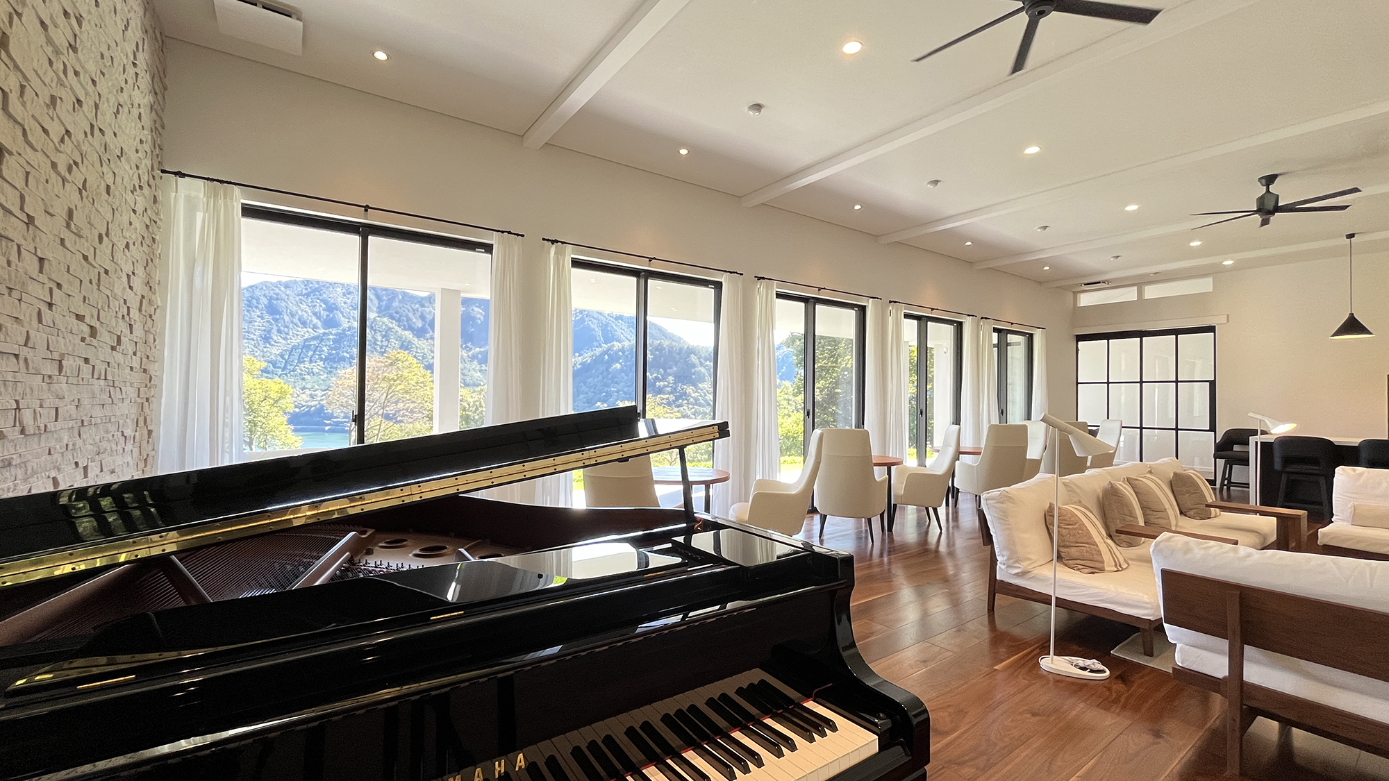 ラウンジ-ピアノ