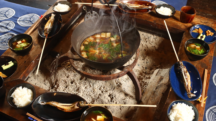 ★【朝食付き】チェックイン21時までOK。囲炉裏の火を眺めながら味わう田舎の朝ごはん。