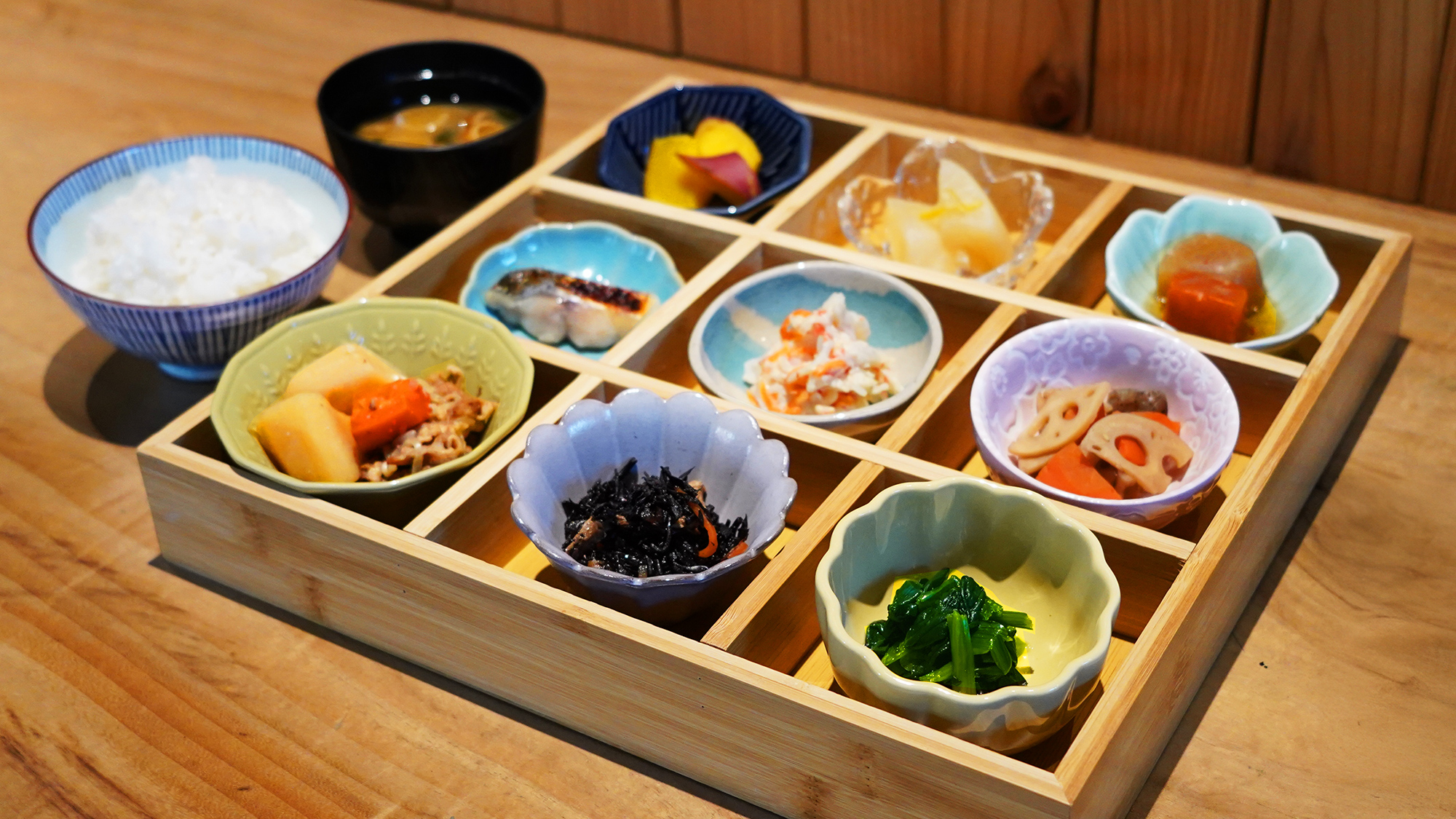 【朝食】素敵な朝を彩る華やか小鉢和定食