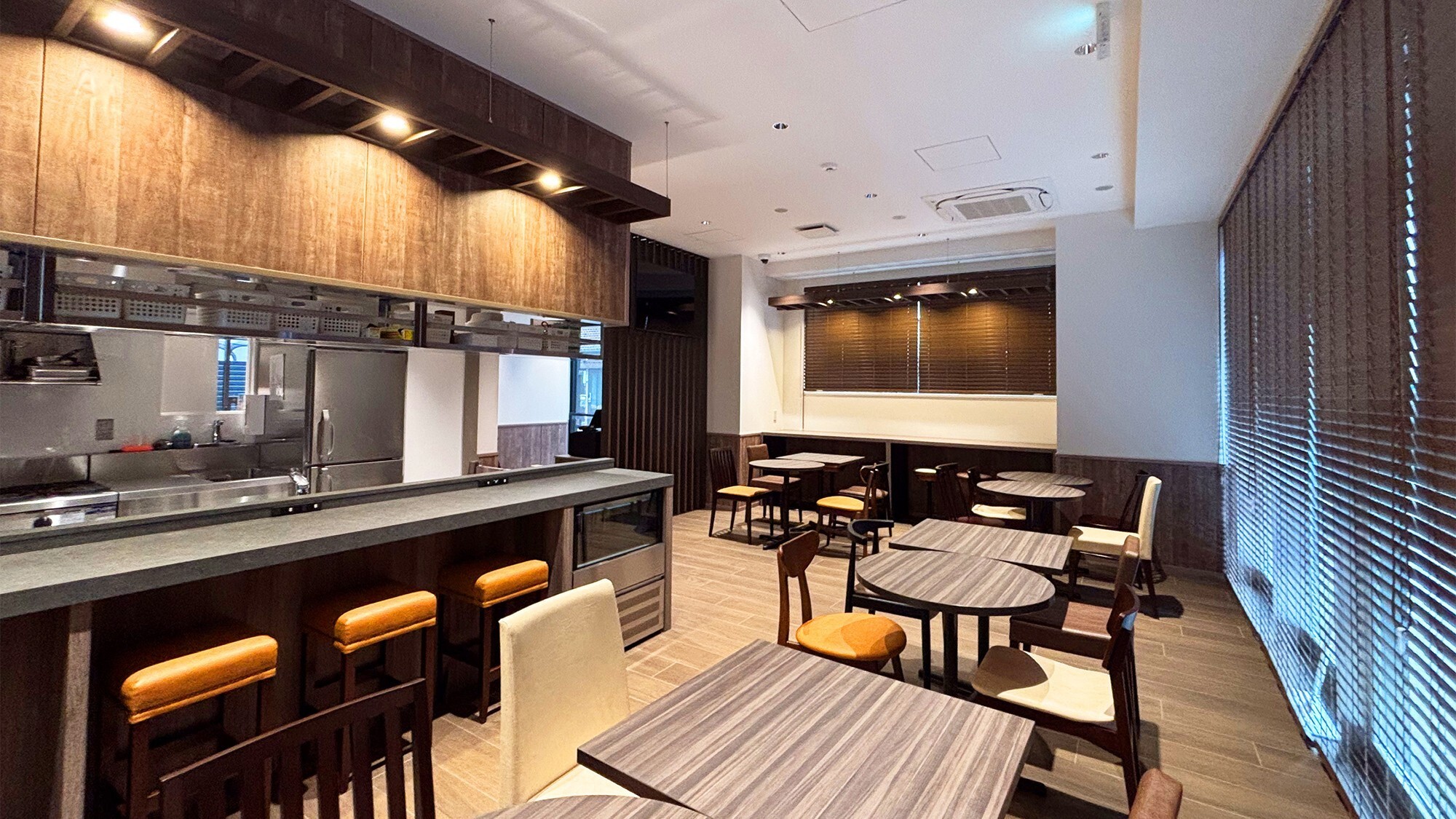 1F カフェ＆バー（朝食会場）