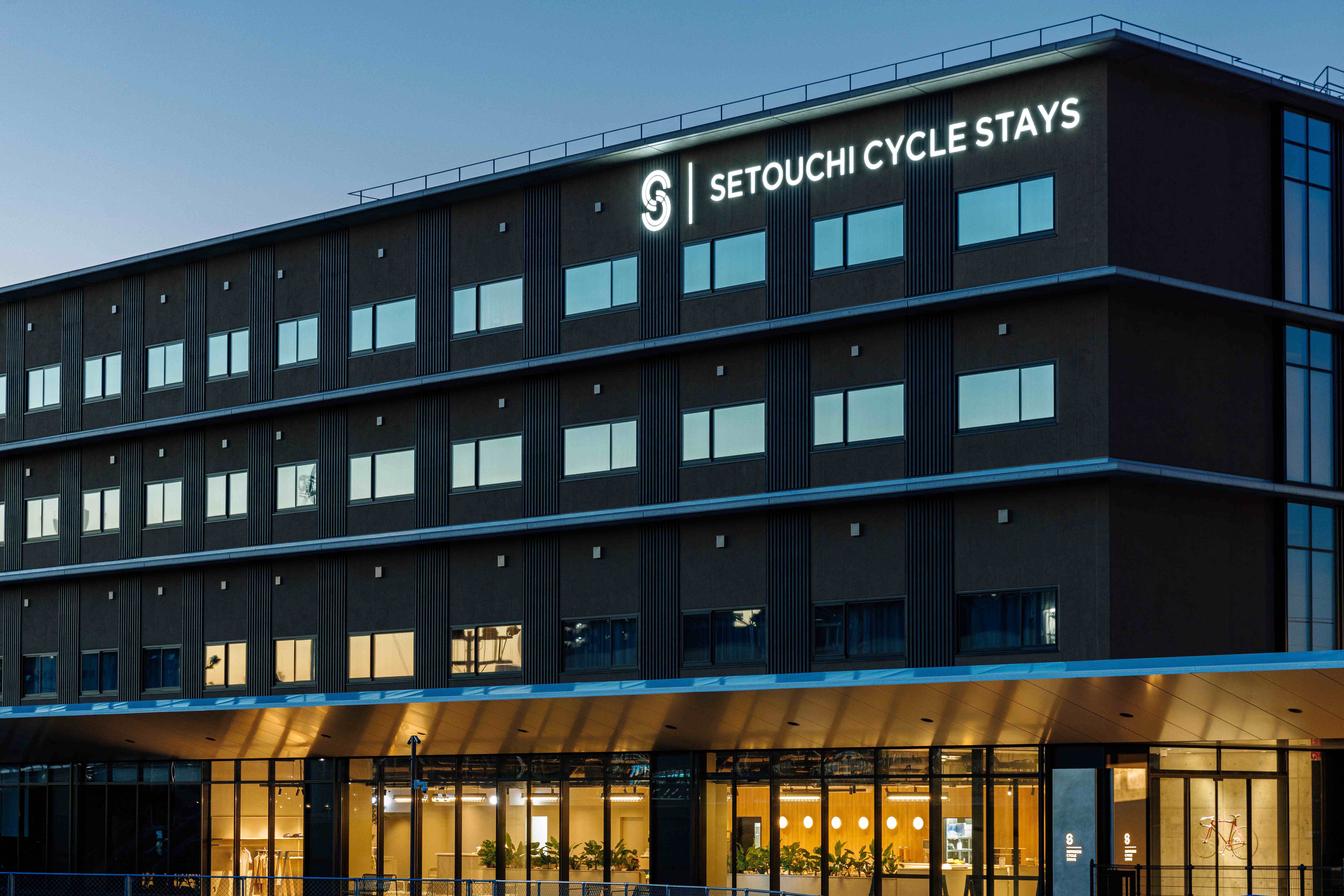 施設外観（夜）