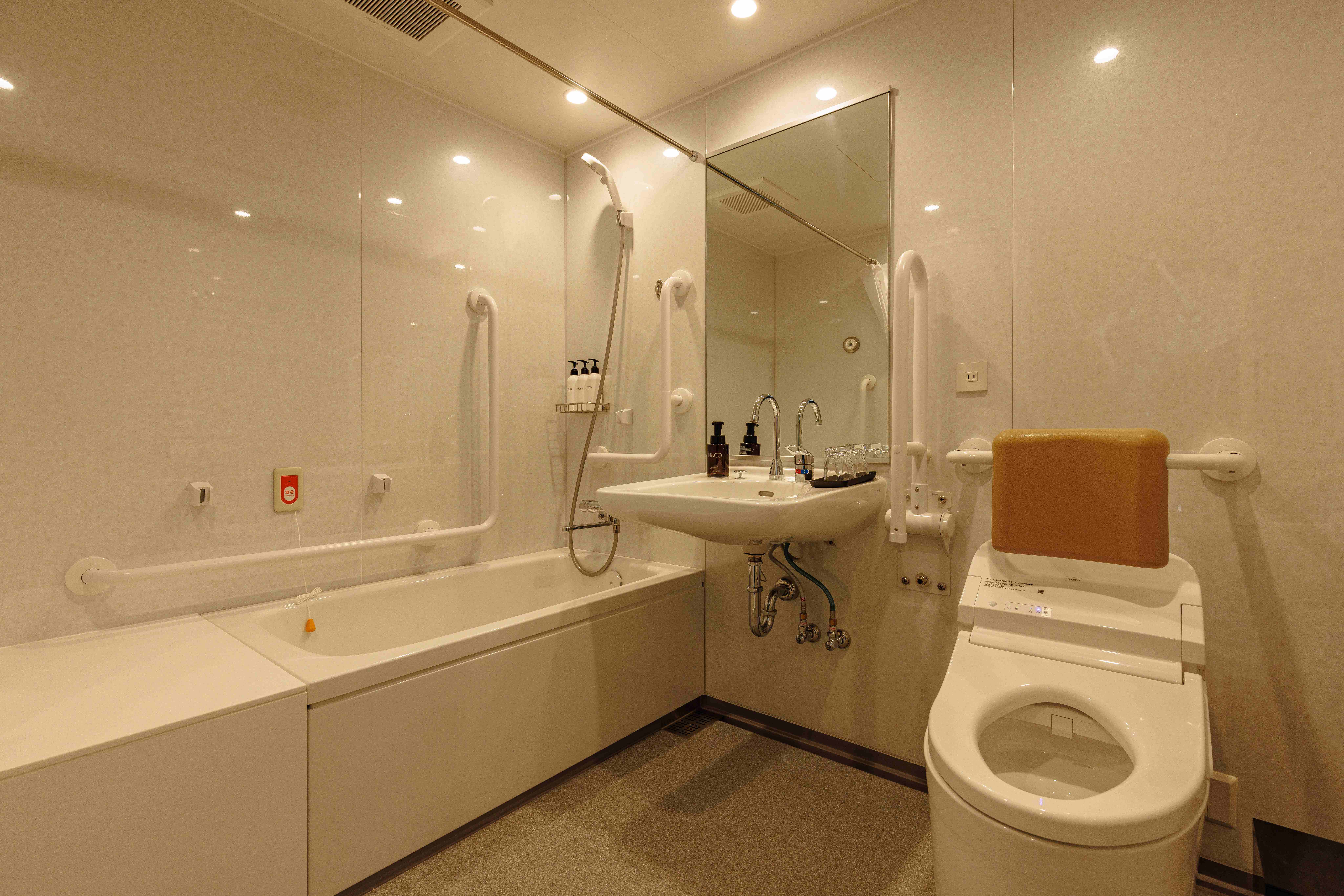 ユニバーサルルームの浴室