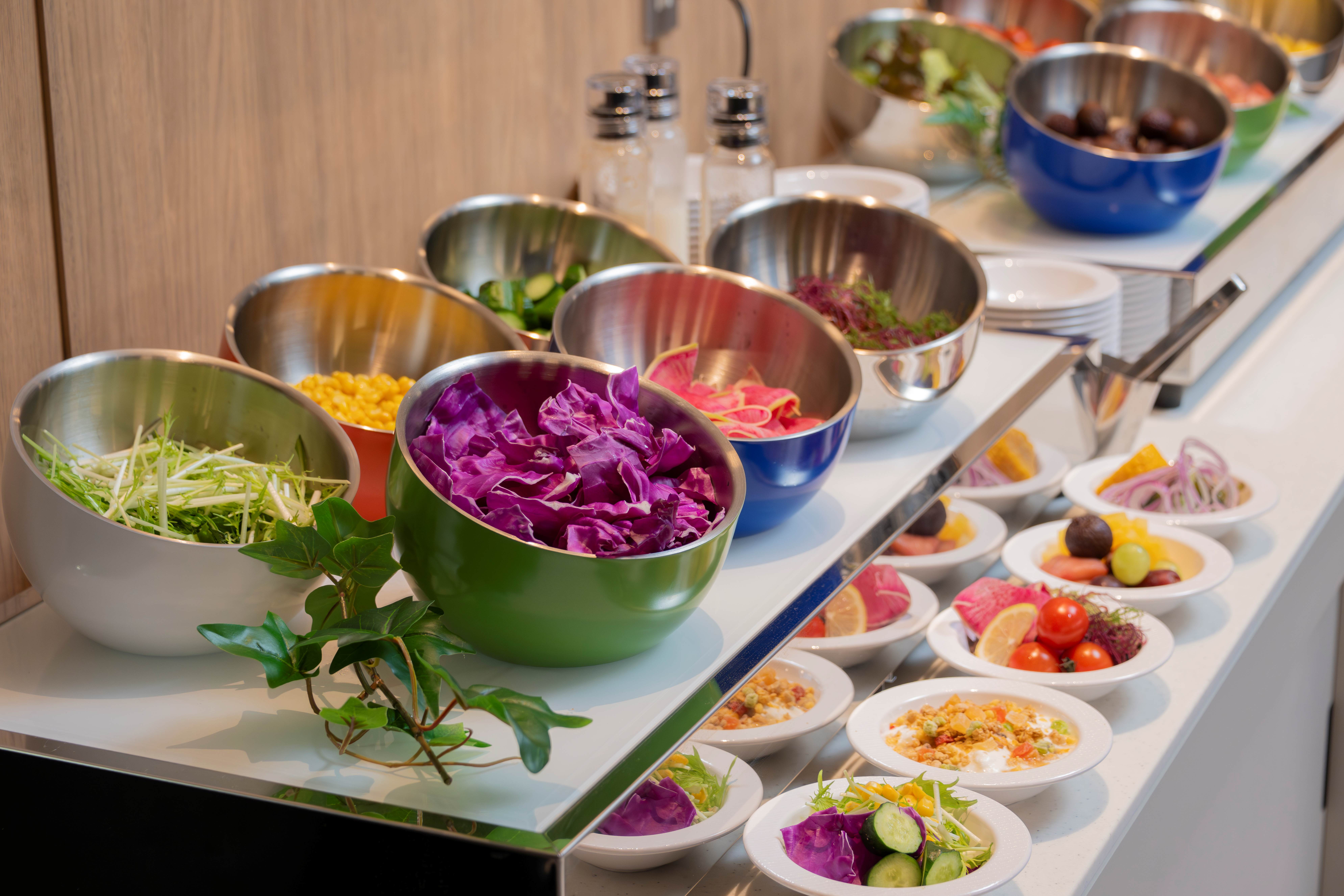 瀬戸内モーニングビュッフェ　新鮮なサラダの一例