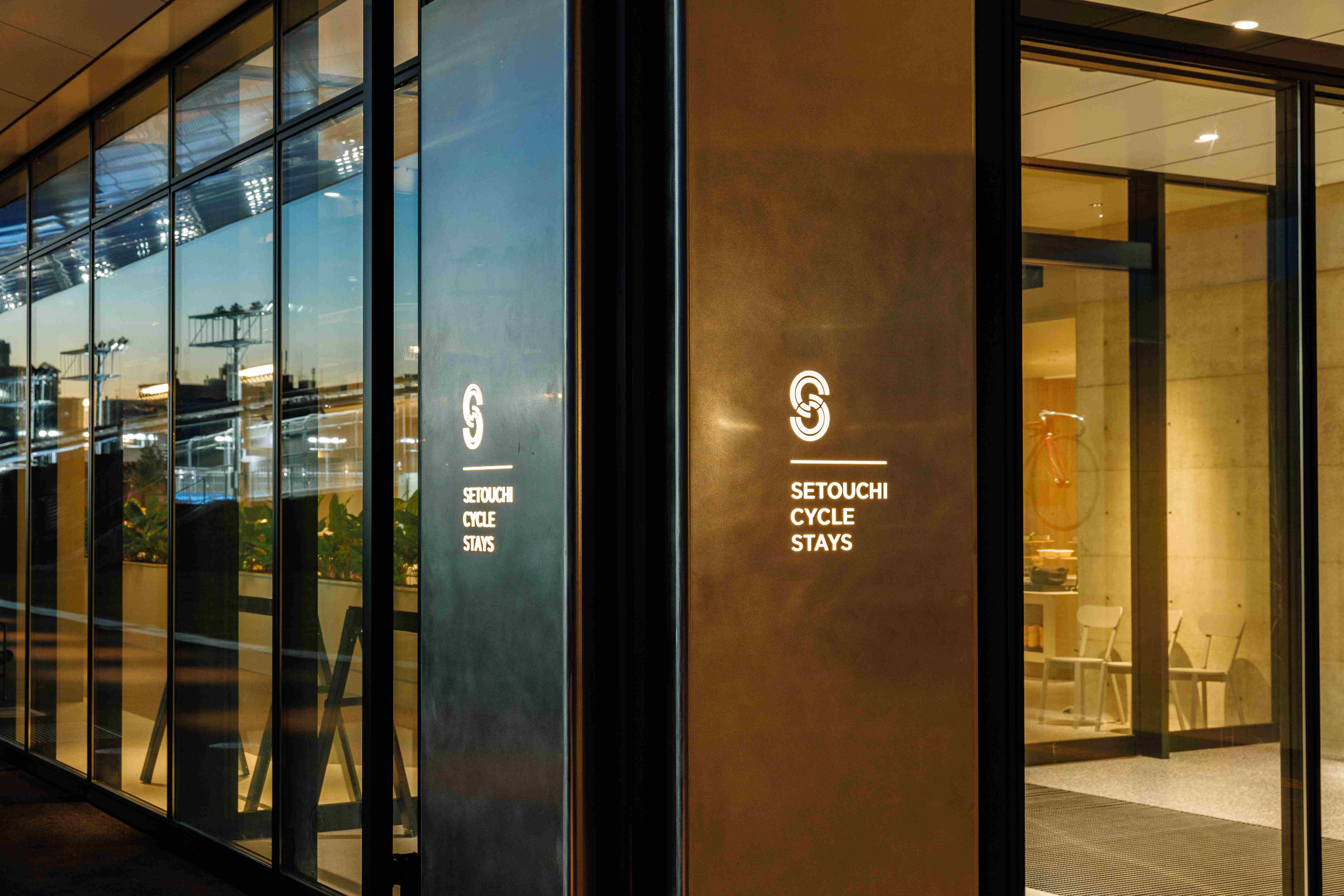 エントランス外観（夜）