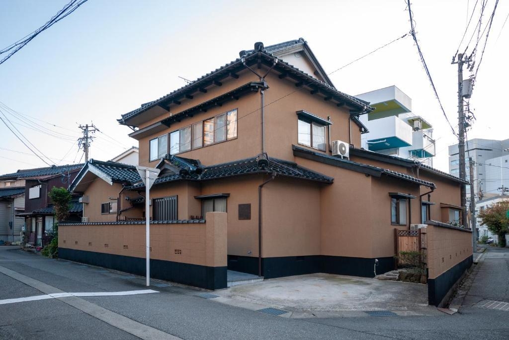 きまち亭は一棟貸切の民泊で、最大11名までご宿泊可能です。富山の滞在をお楽しみください