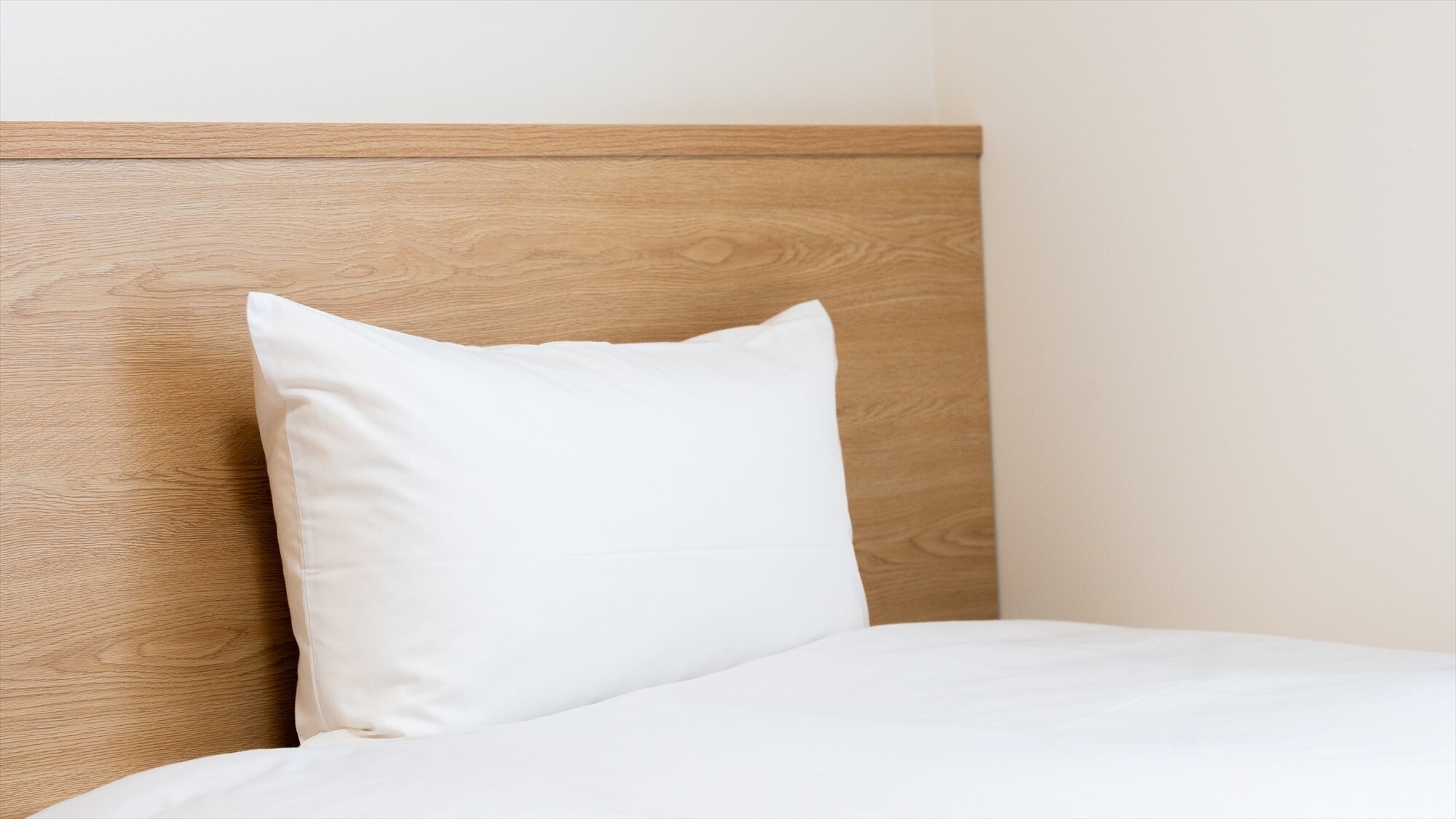 シンプルで落ち着くベッドスペース