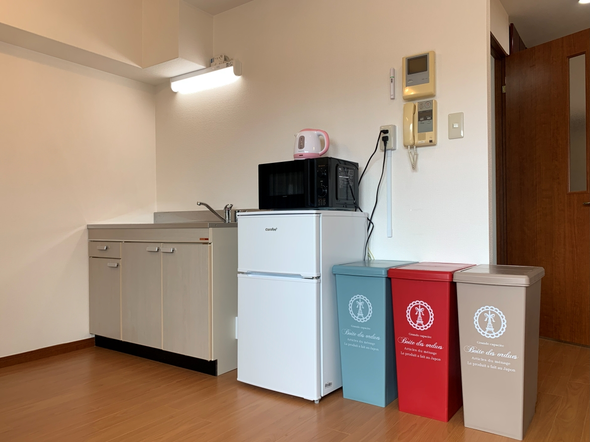 冷蔵庫や電子レンジもあるので、長期滞在にも便利です。