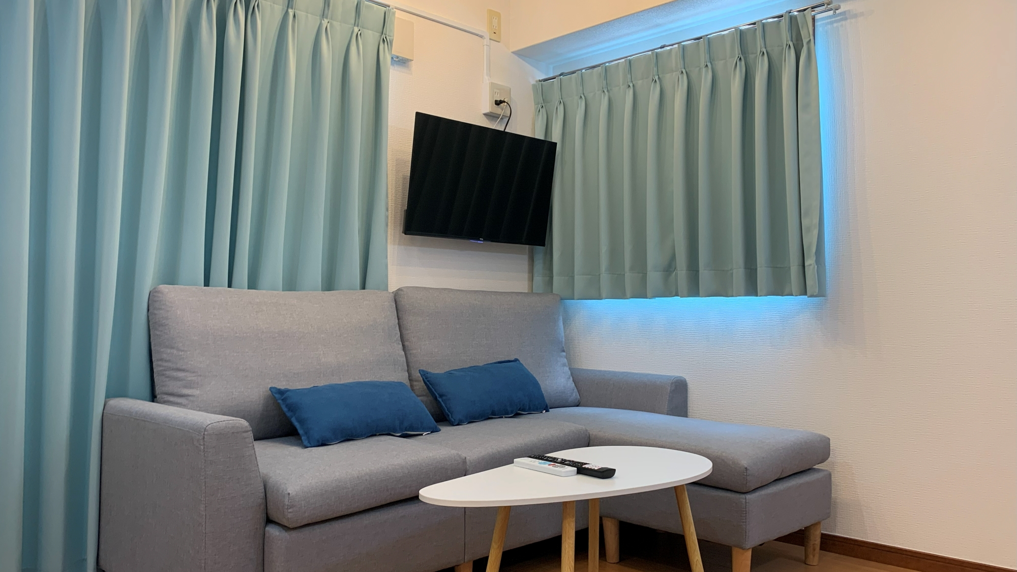 ソファーとテーブルもあり、食事もリビングでどうぞ。