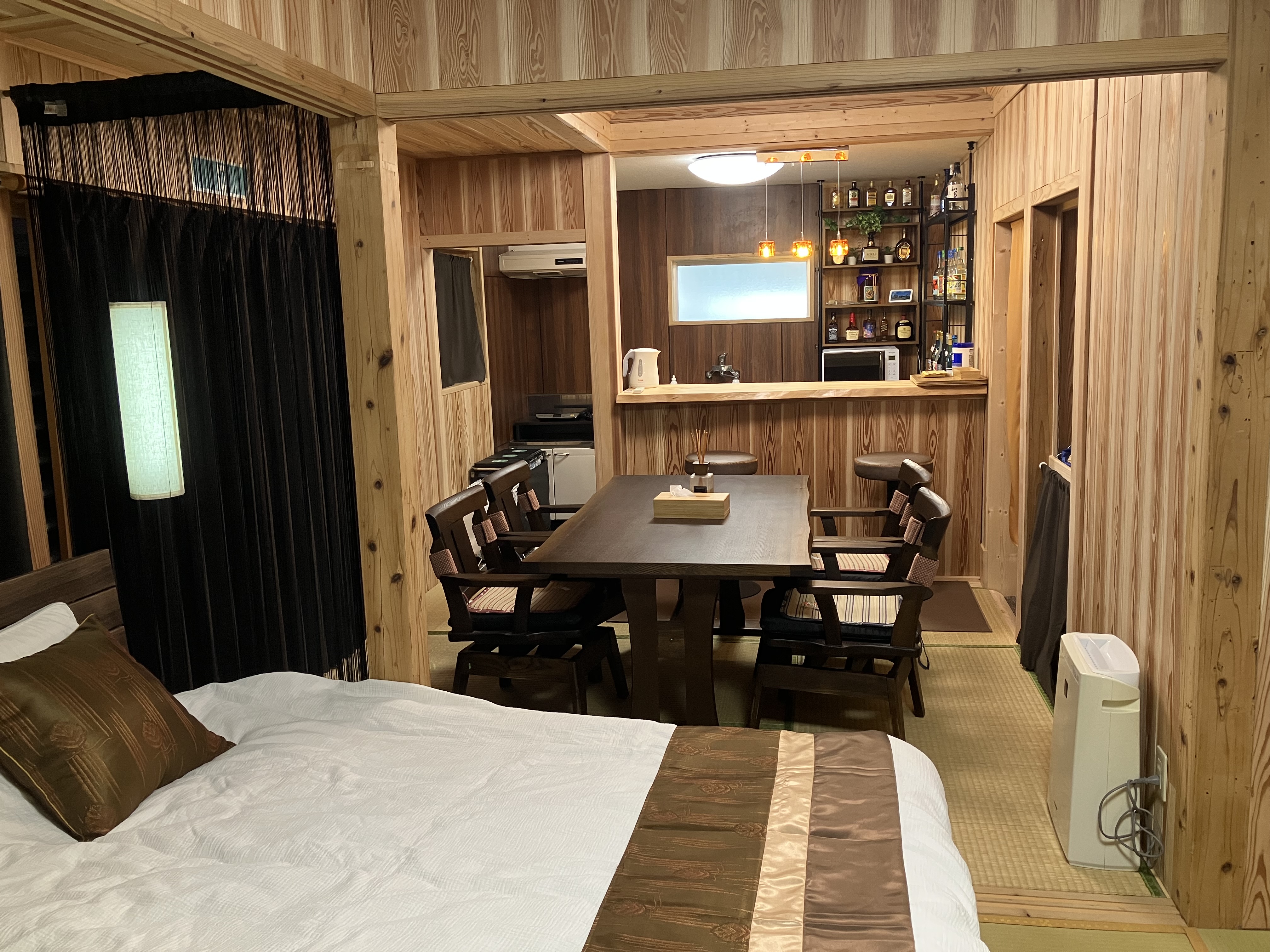 「あかがーらpremium」平屋建ての寝室～リビング～バーカウンター（キッチン）