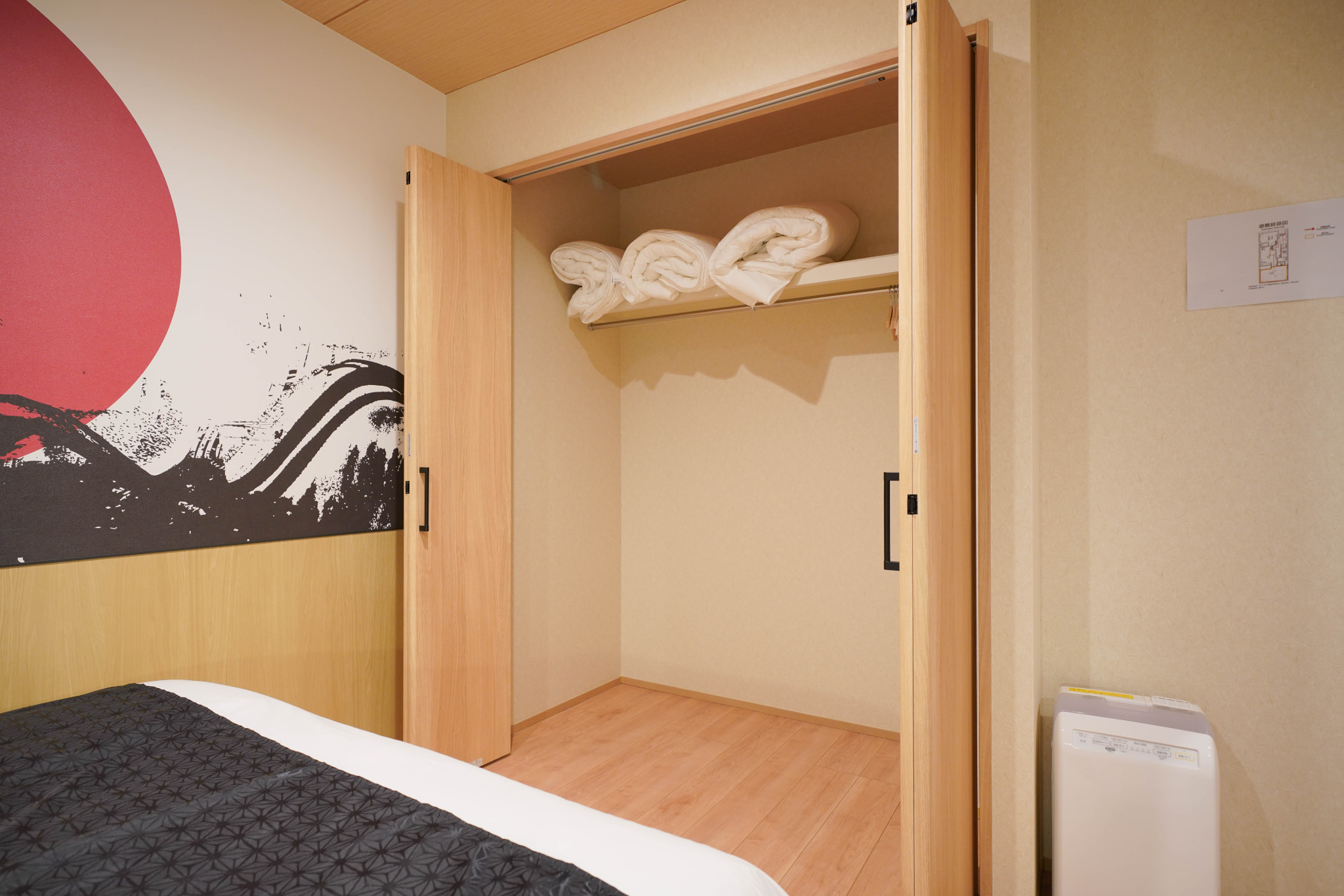 LinksHotel上野　101号室　ベッドルーム収納スペース