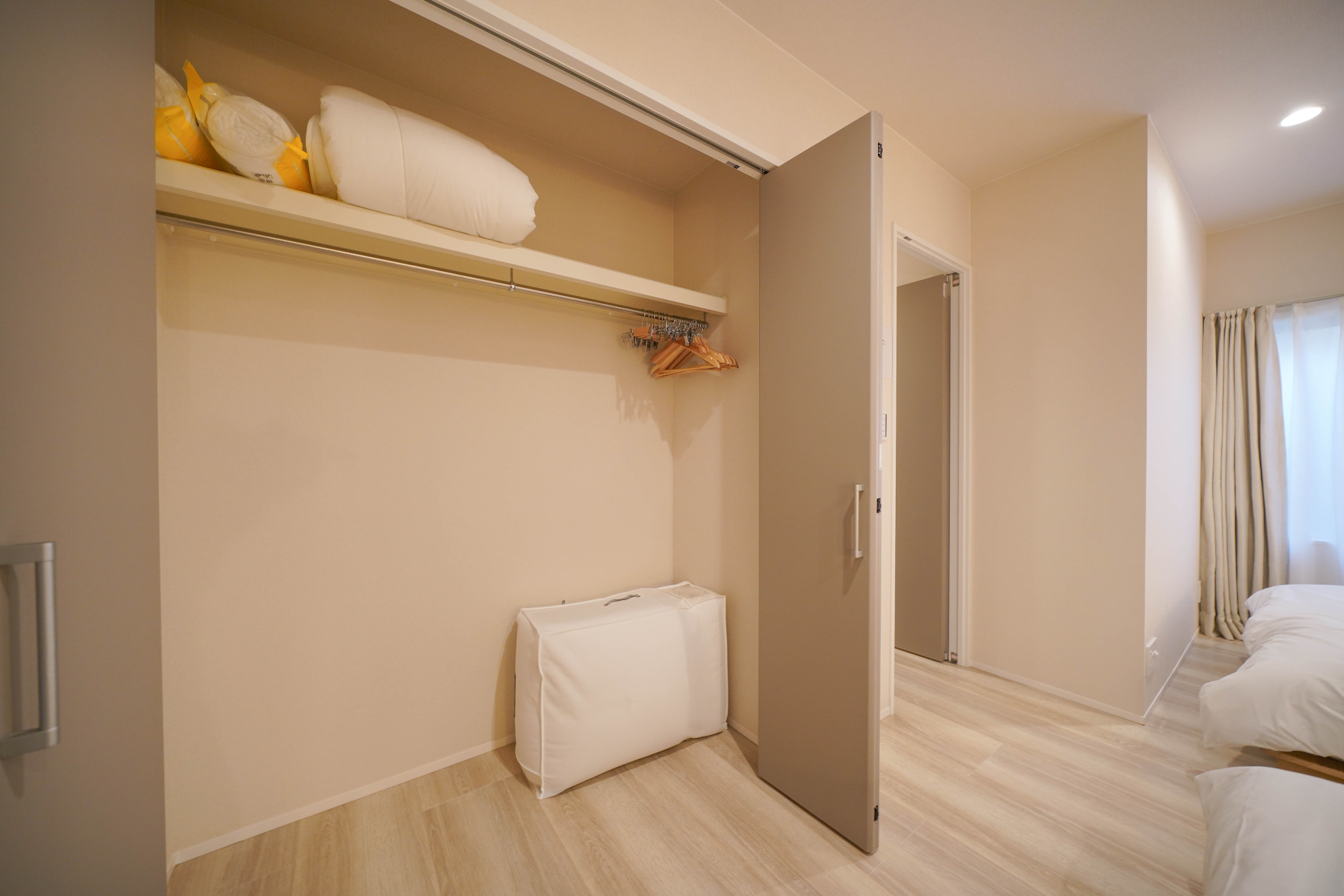 LinksHotel上野　201号室　ベッドルーム　収納スペース