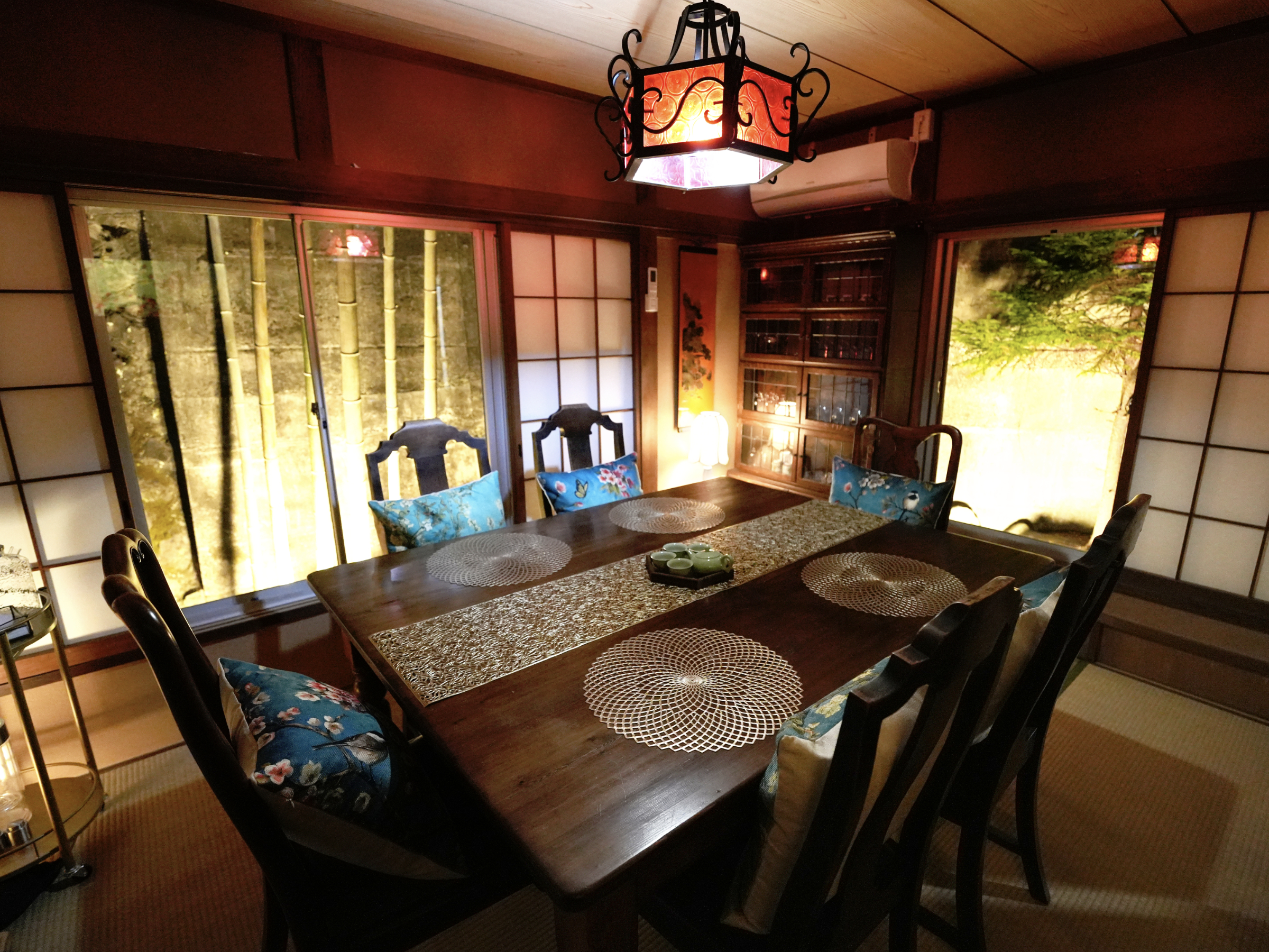 シノワズリーなインテリアが特徴のダイニング。キッチンと直結しているので使い勝手良くご利用頂けます。