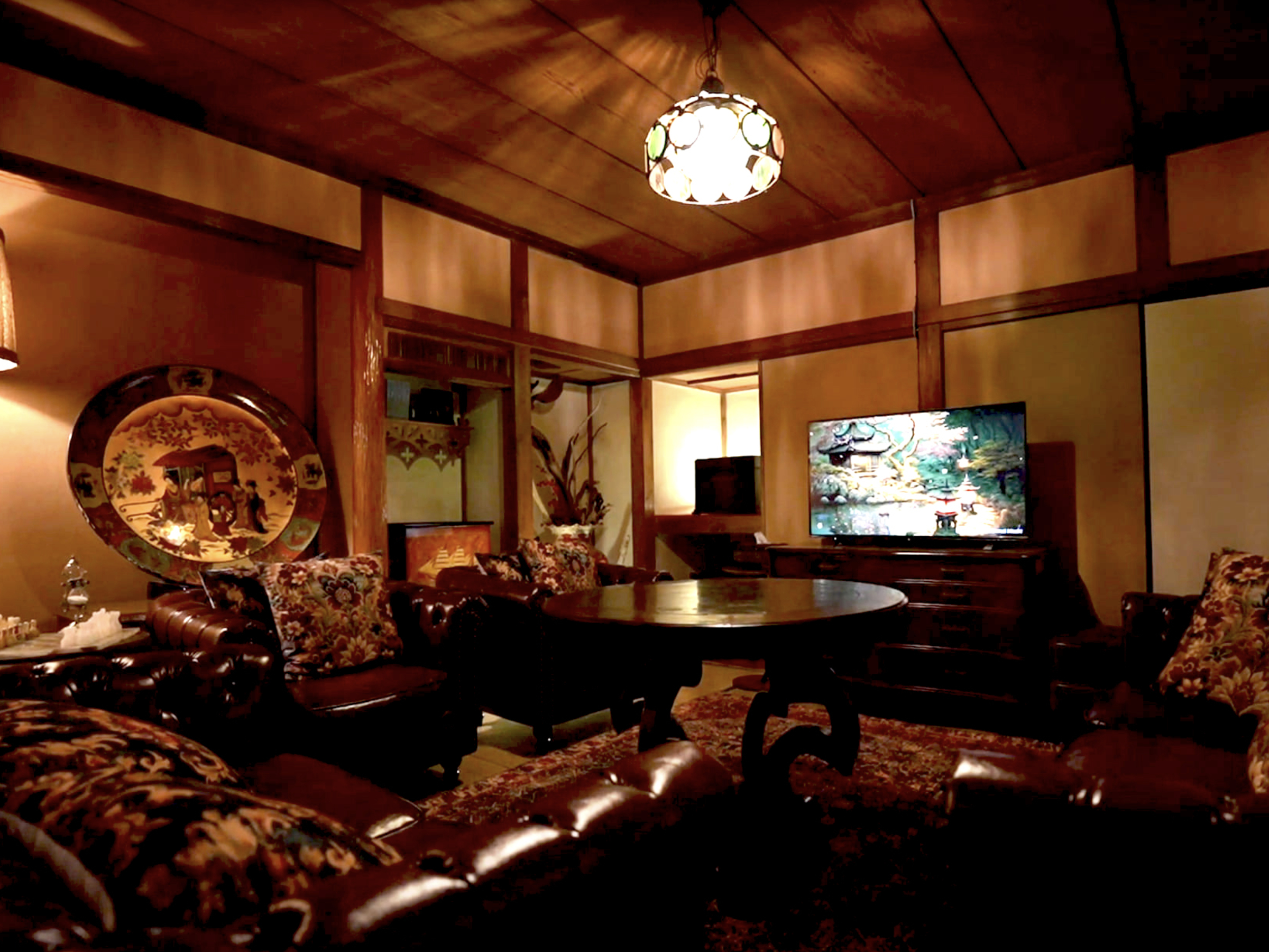 重厚なソファに身を委ね、蓄音機のレトロな音色を楽しむ。そんなゆったりとした時が流れます。