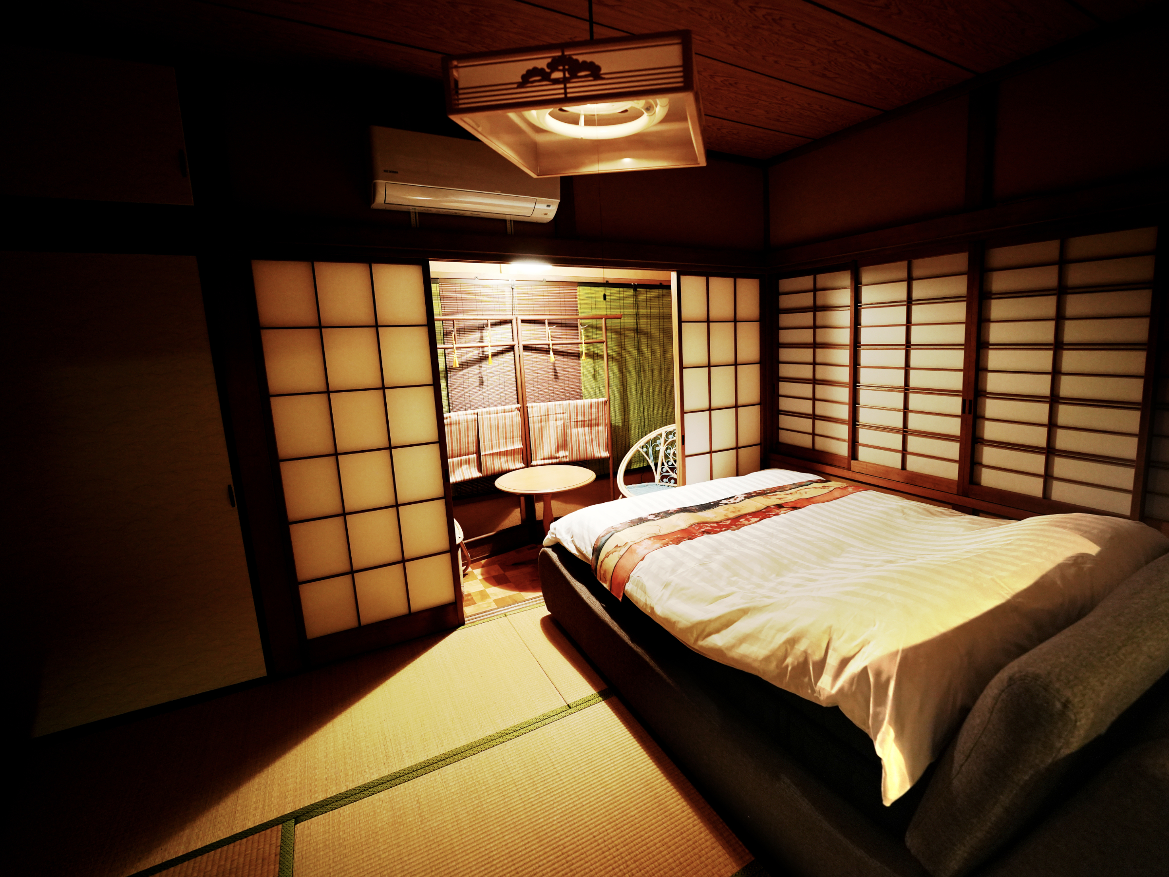 １階と２階にそれぞれ和洋寝室があります（ダブルベッド計２台）