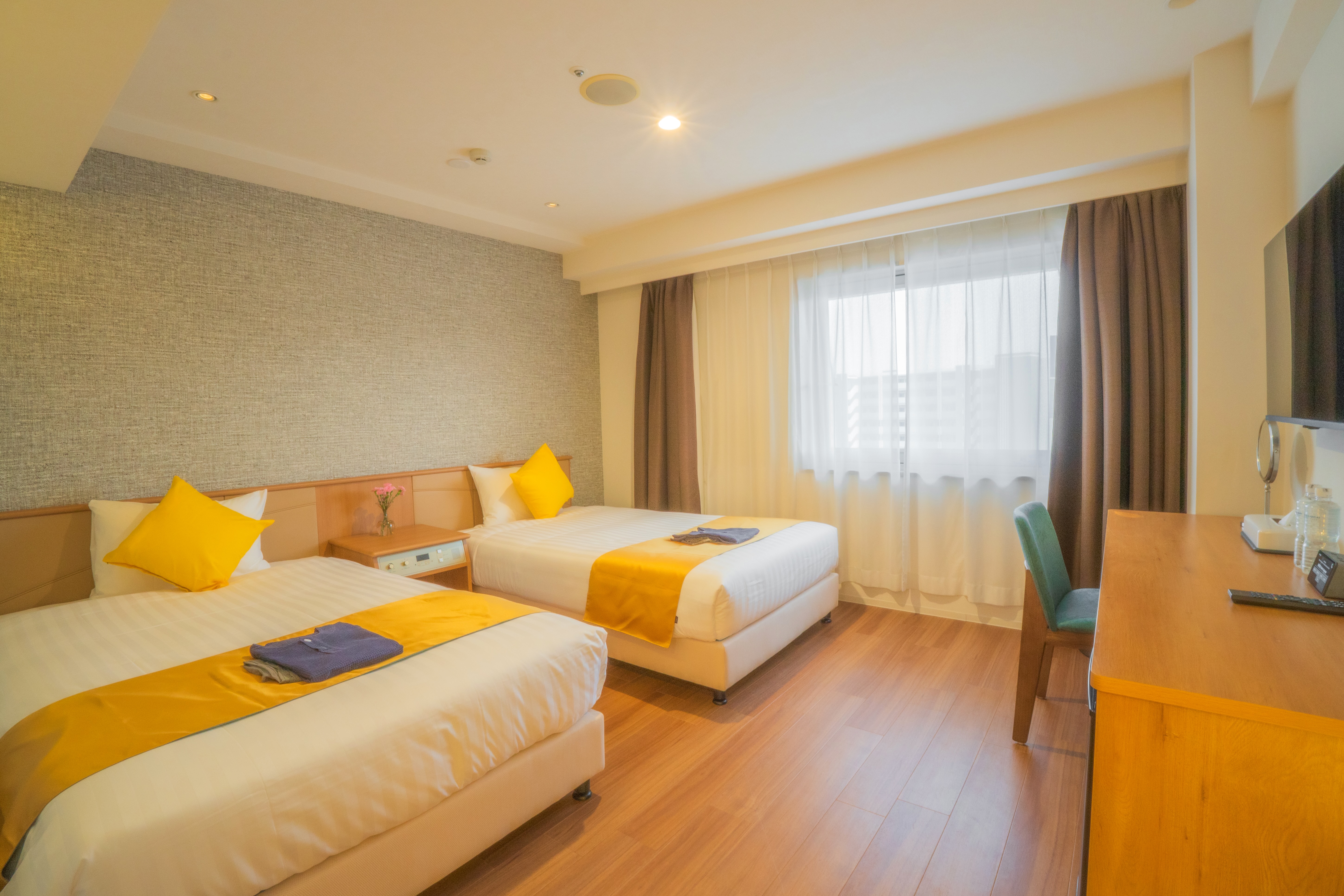 22㎡の広々お部屋に120幅の広々セミダブルベッドを2台ご用意しております。