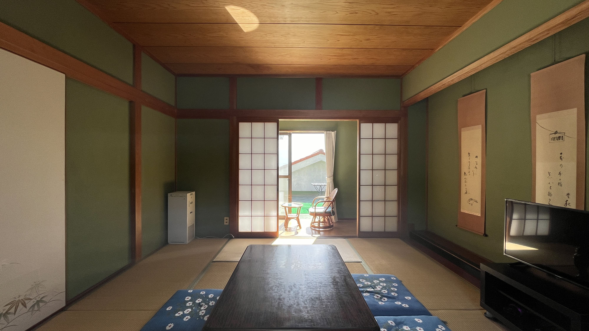【和室10畳+テラス付】Wi-Fi・冷蔵庫完備！テラスからは海が見えます