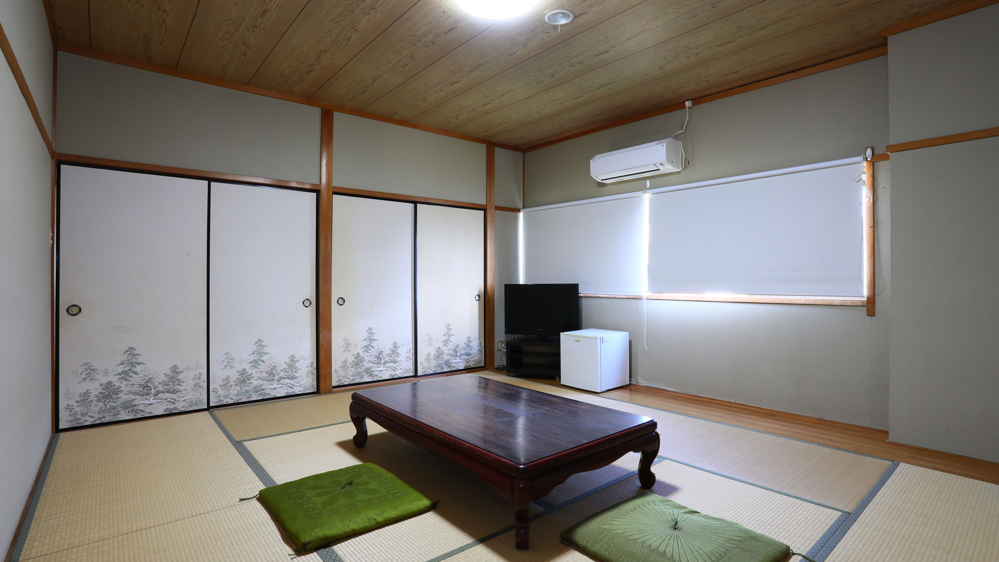 【和室10畳+テラス付】Wi-Fi・冷蔵庫完備！テラスからは海が見えます