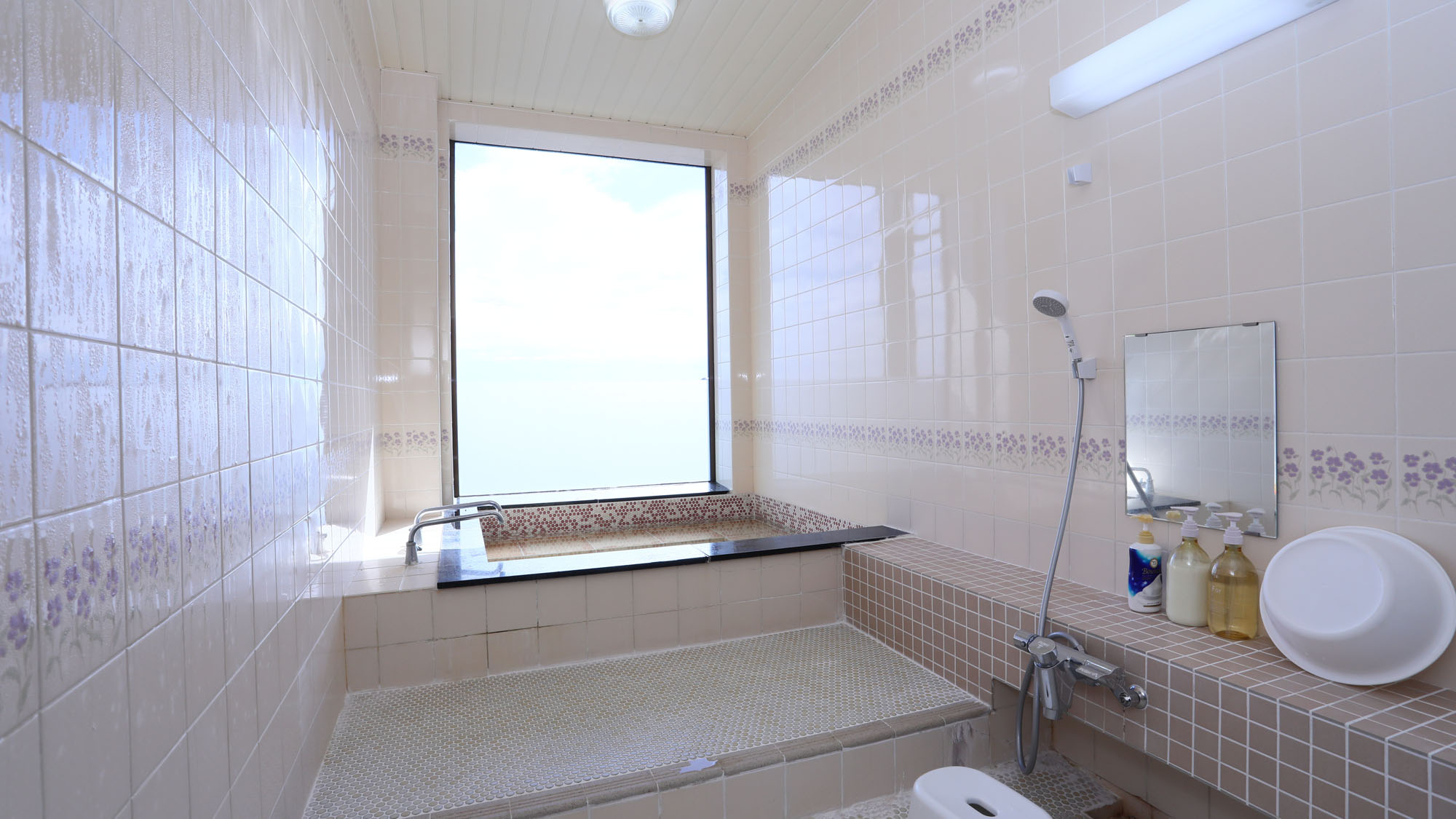 【女湯】入浴時間17：00～22：00朝は6：00～9：00　お風呂からも海を一望できます