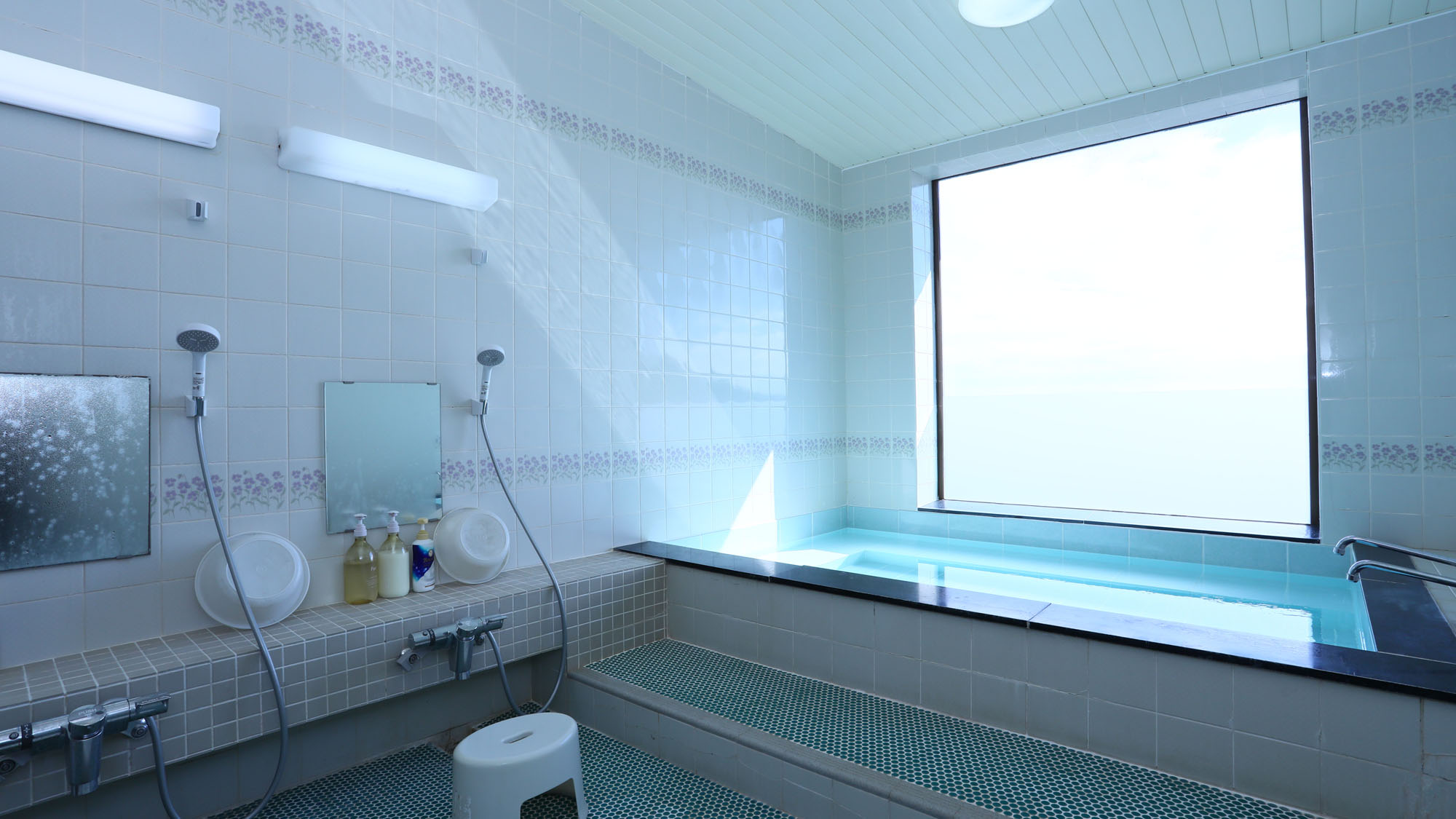 【男湯】入浴時間17：00～22：00　朝は6：00～9：00　お風呂場から海を一望できます