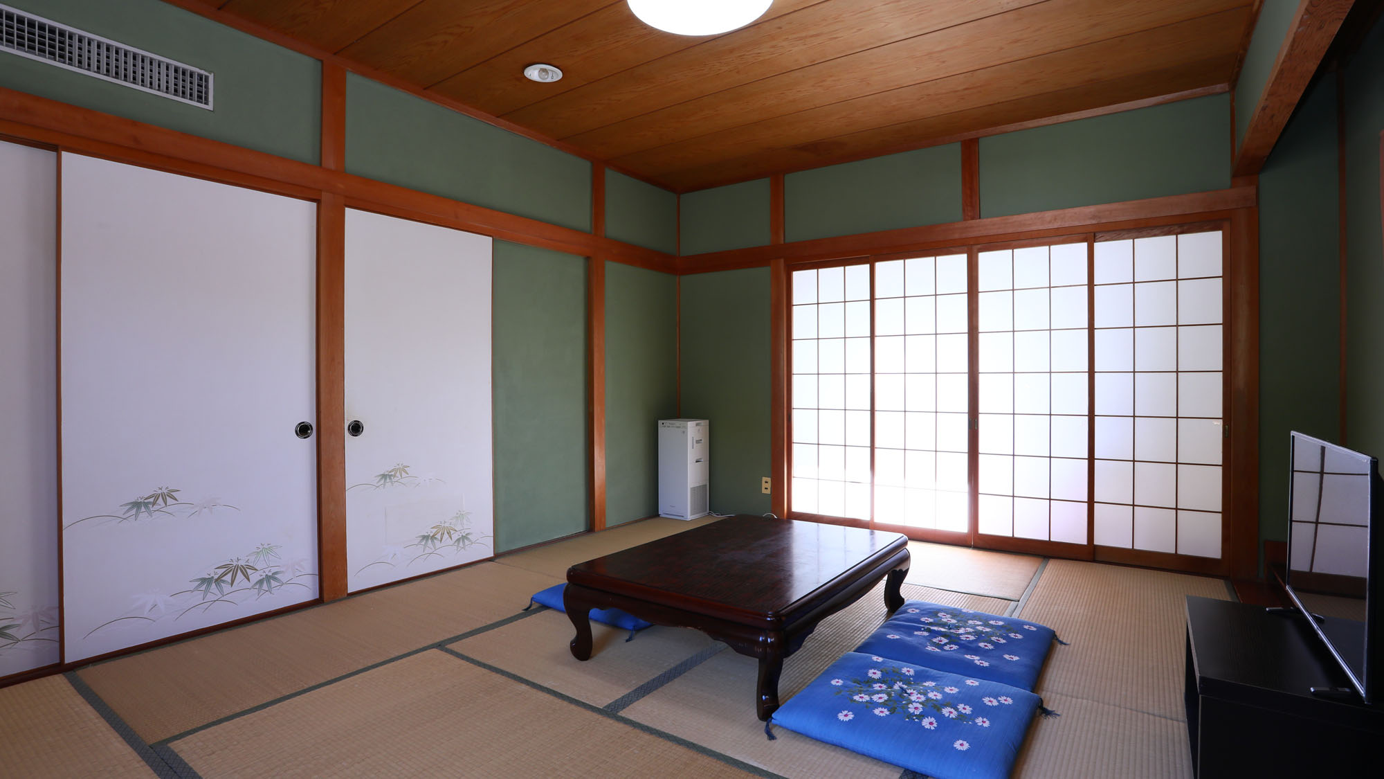 【和室10畳+テラス付】Wi-Fi・冷蔵庫完備！テラスからは海が見えます