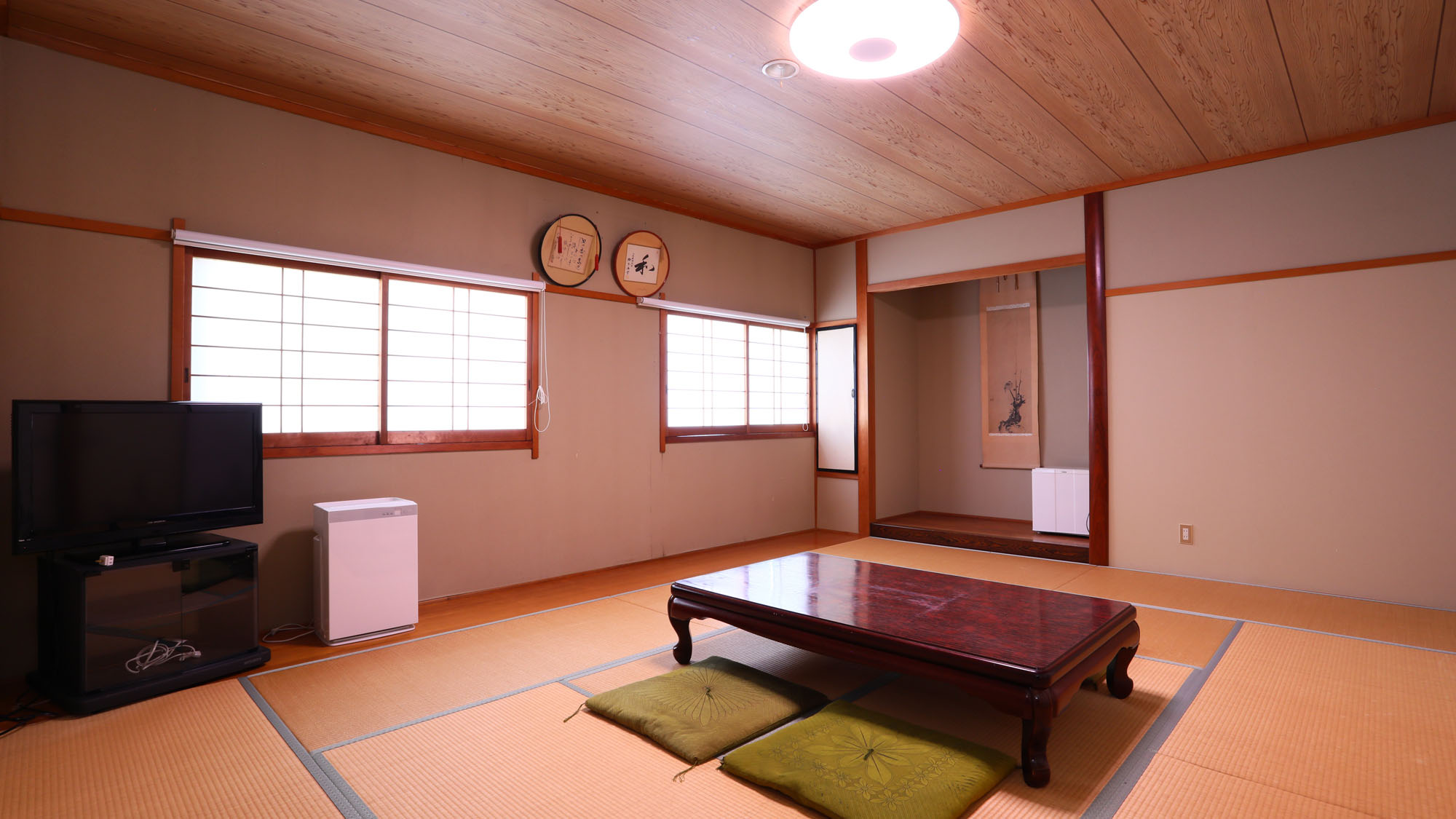 【和室12畳】お部屋からは海がみえます。2名～５名まで宿泊できます。